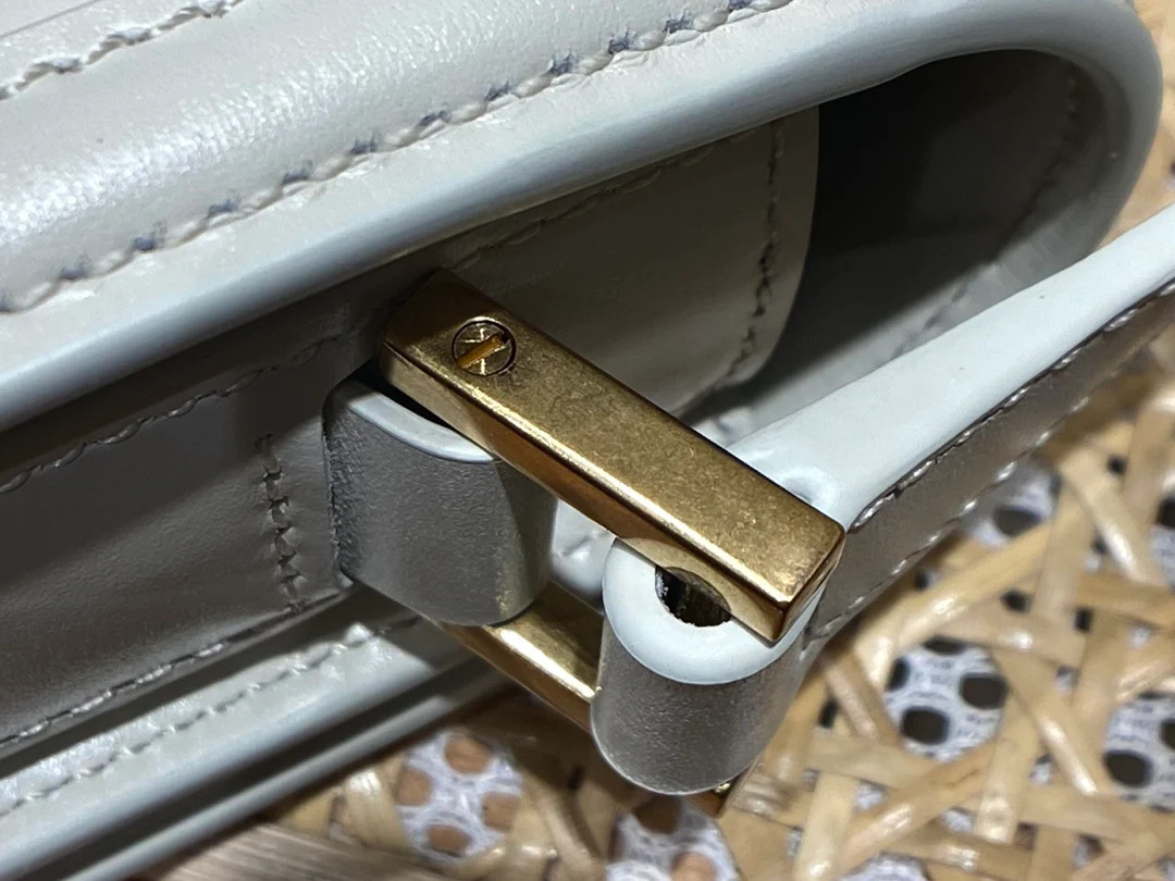 Сумка YSL Solferino Tofu Bag - белая - 18 см - На фото: На мне