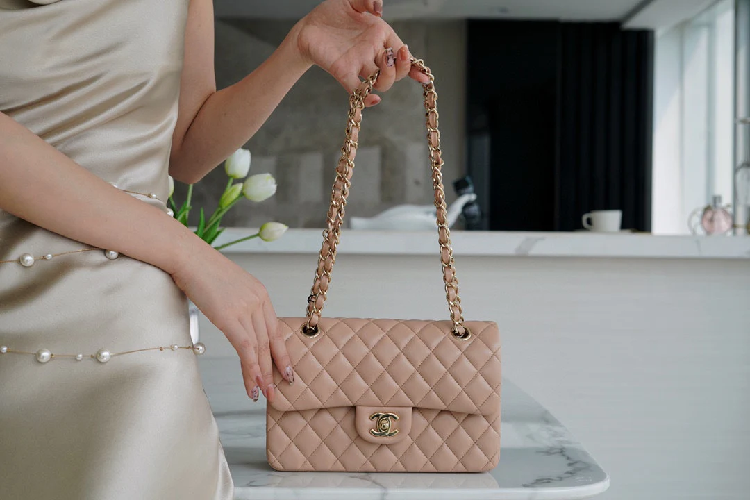 Часы Chanel CF, маленький размер 23 см, цвет ?молочный чай?, абрикос, овечья кожа, пряжка из светло-золотистого металла, CF23