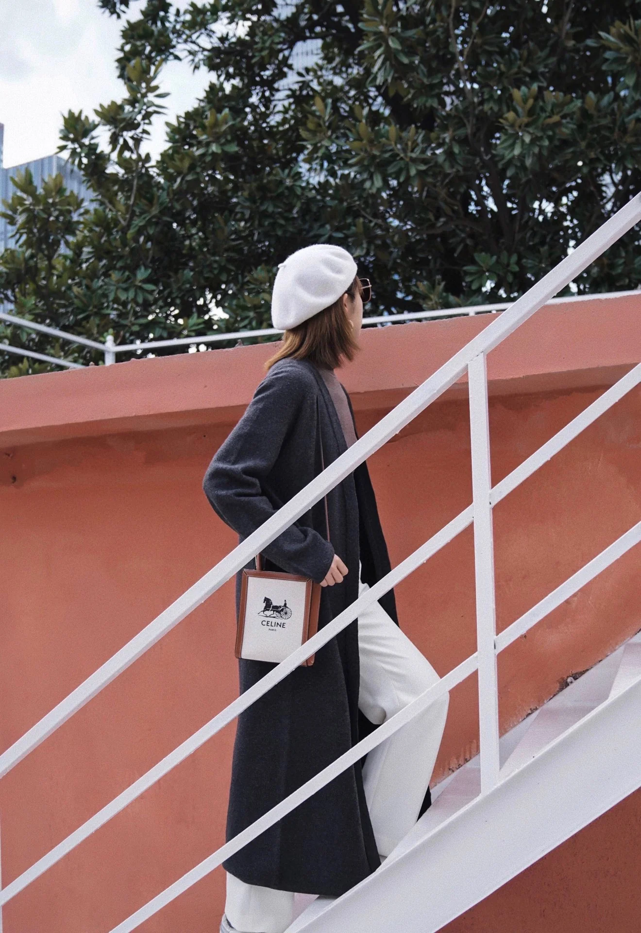 Мини-сумочка Celine Cabas Sulky с принтом из кожи вагю, вертикальная, желто-коричневая ткань.