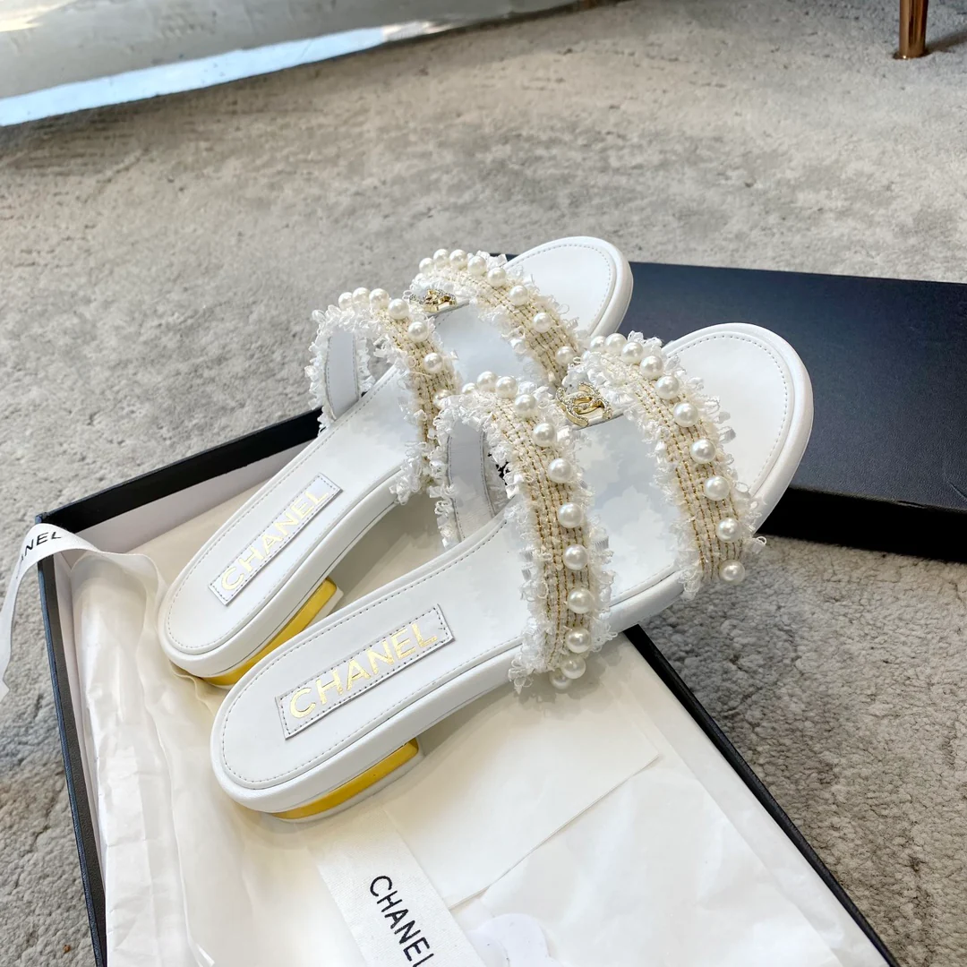 Новинка сезона весна/лето 2023 от Chanel - Туфли из овечьей кожи с жемчугом - Белые