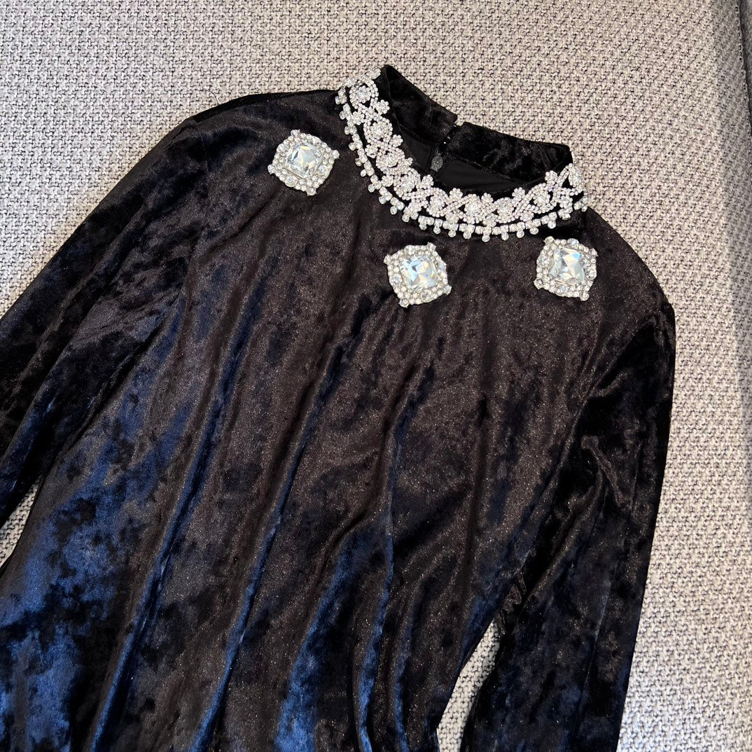 Chanel 2403 — Изысканное бархатное платье класса люкс с воротником-стойкой, украшенным стразами, и асимметричными длинными рукавами — Черное