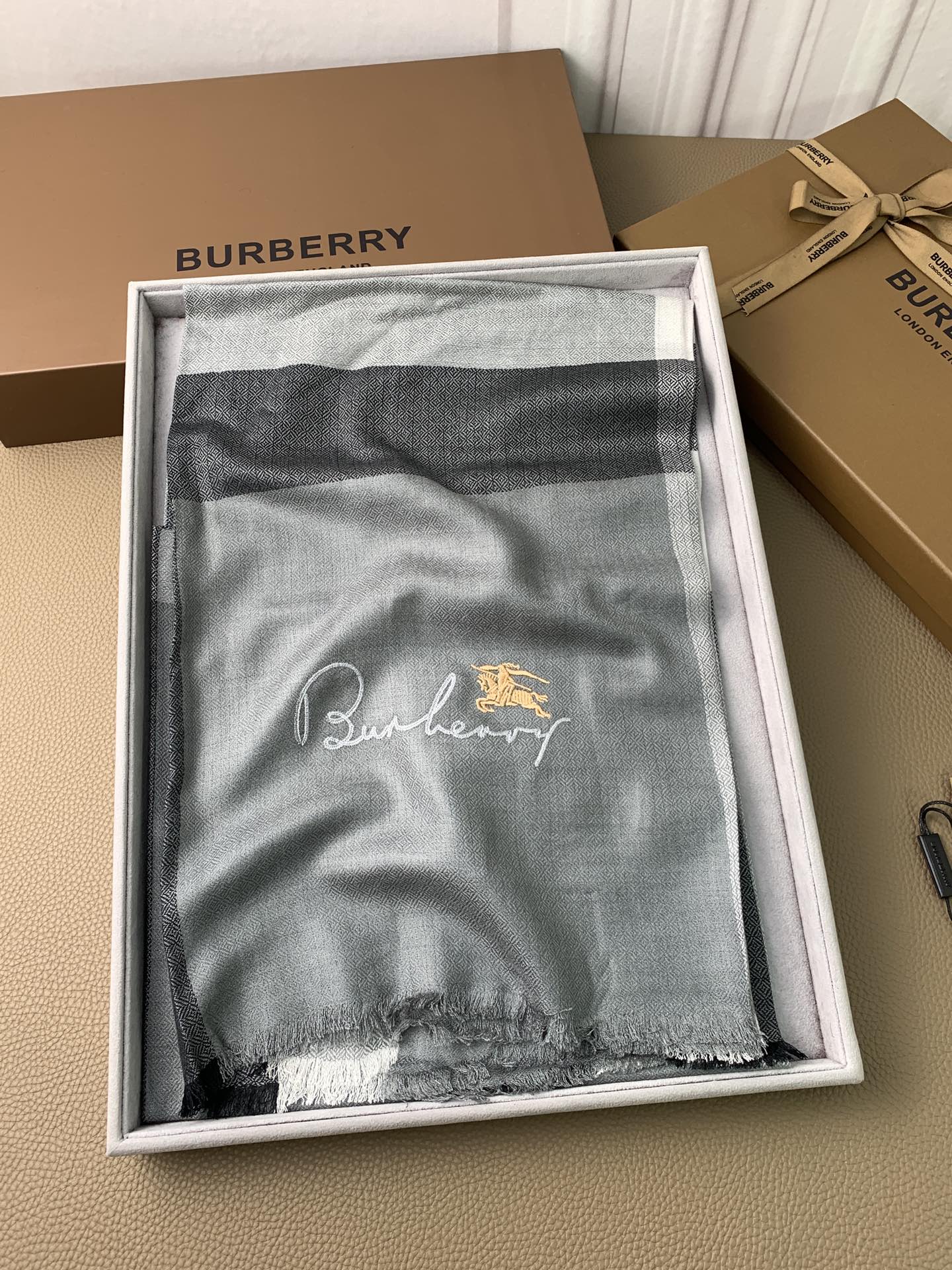 Кашемировый шарф Burberry с вышивкой бриллиантами в виде конской сбруи