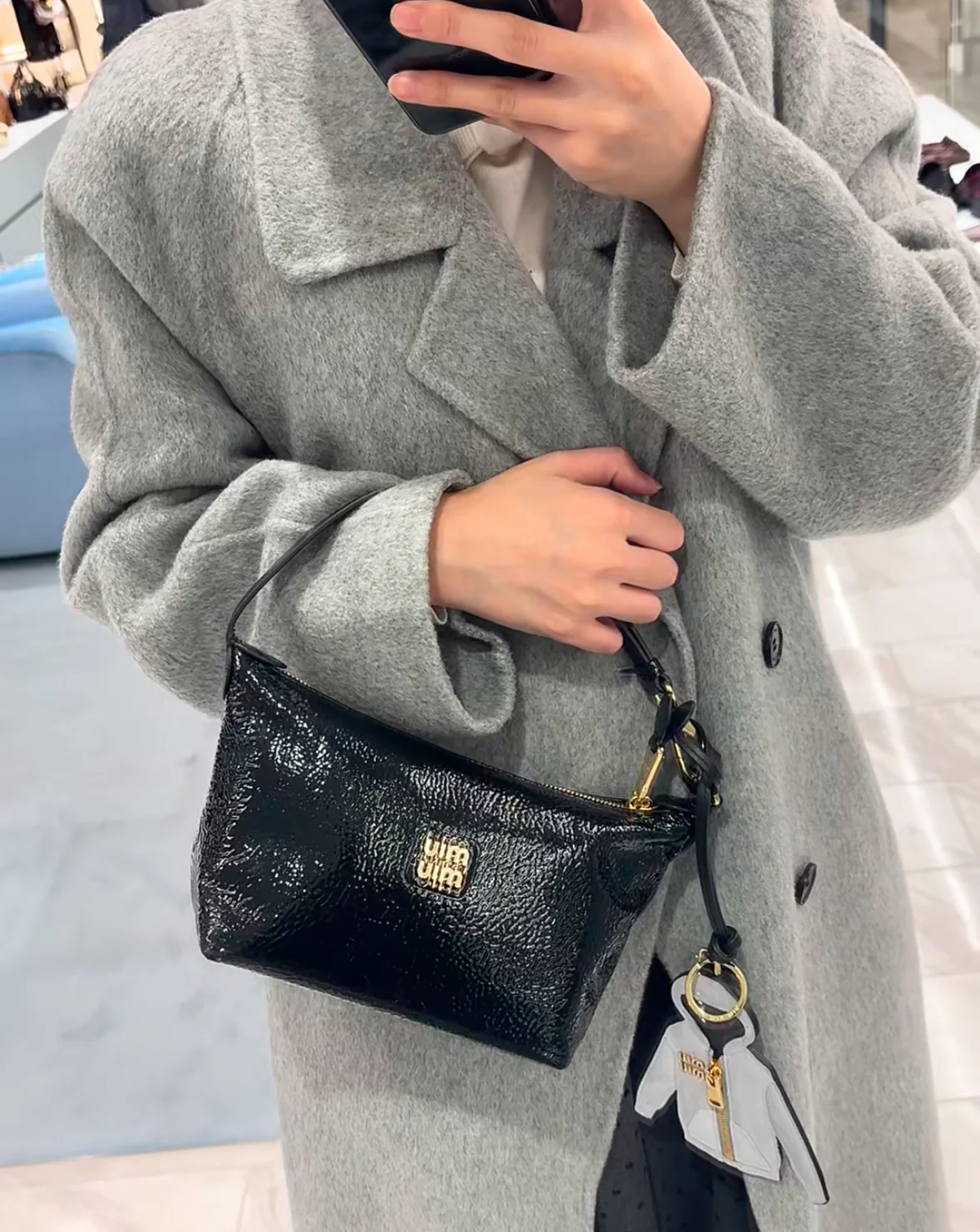 Косметичка/сумка для обеда Miu Miu из лакированной кожи — фото в действии.