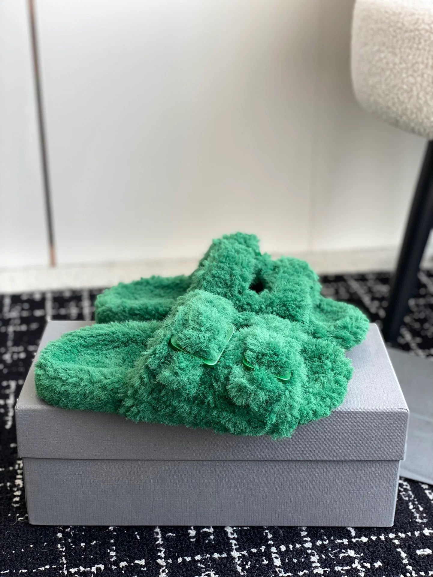 Новинка сезона осень/зима 2023 от Balenciaga — Меховые тапочки — Зеленые с пряжкой