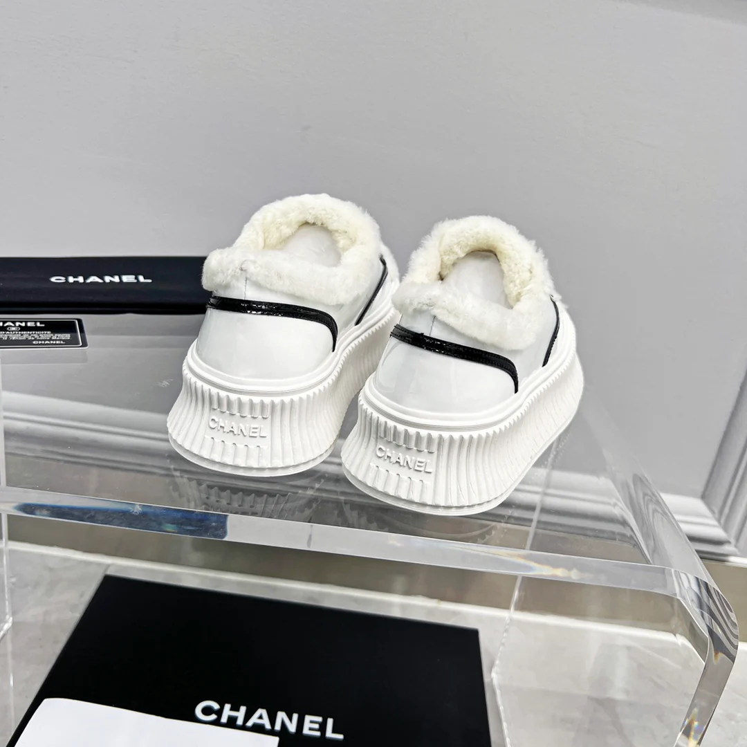 Весенняя коллекция Chanel 2022 — Пушистые повседневные туфли на платформе — Белые