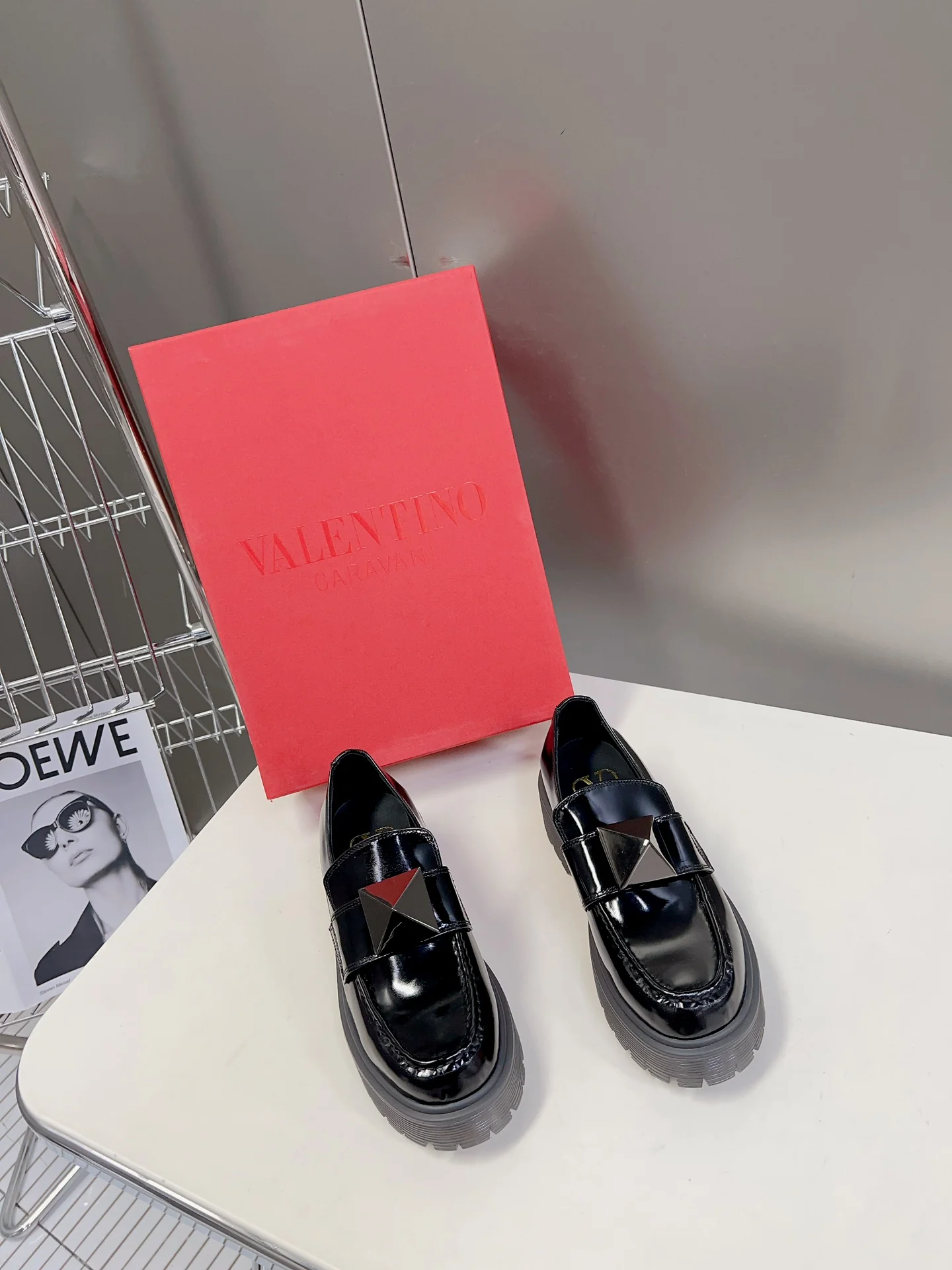 Коллекция Valentino осень/зима 2023, представленная на подиуме - Лоферы - С заклепками - Черные