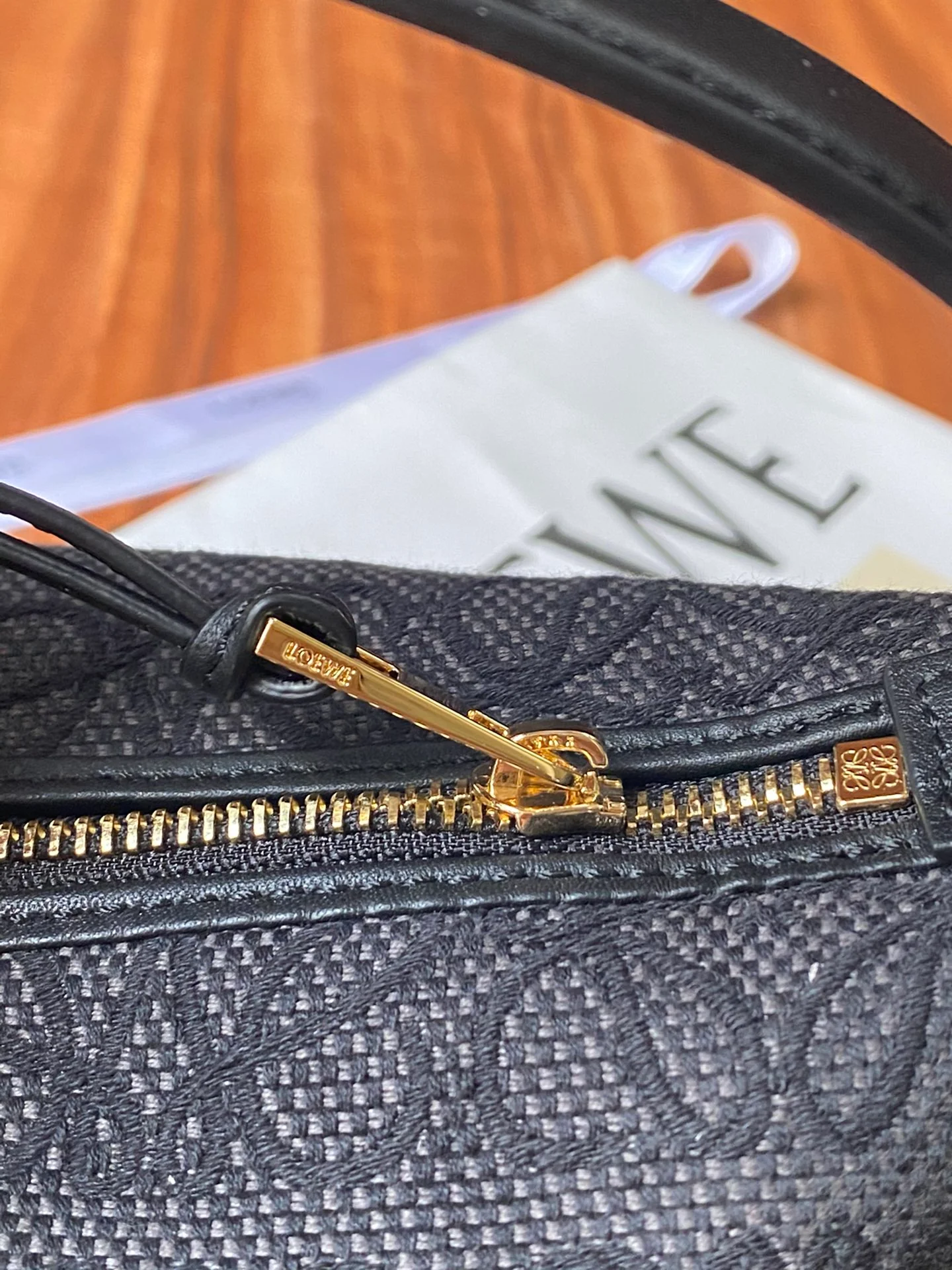 Ланч-бокс Loewe Cubi, маленький, из белой ткани с вышивкой.