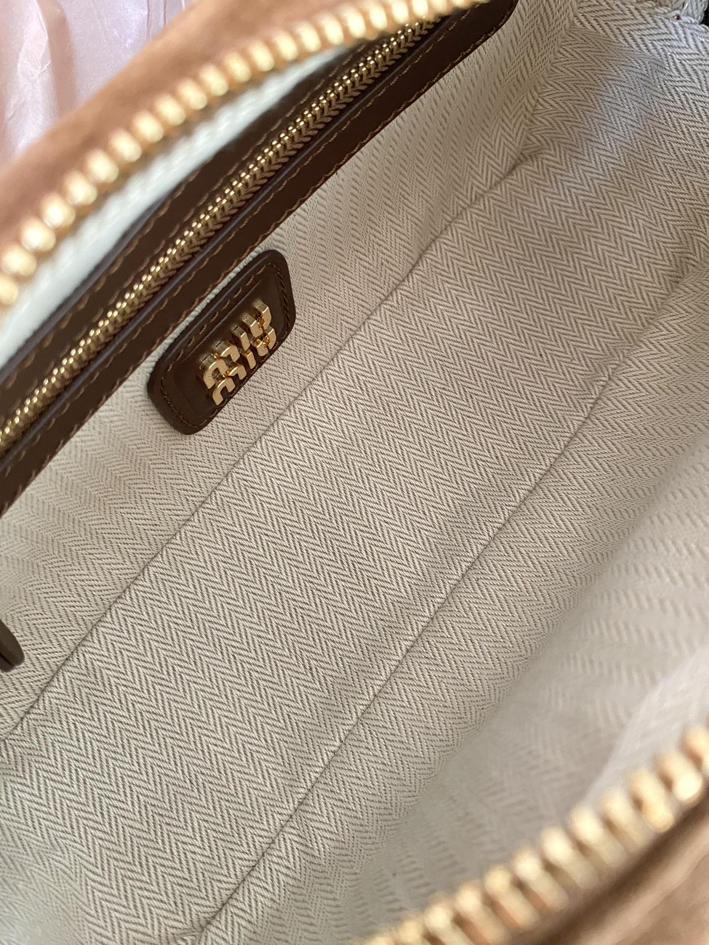 Сумка для боулинга Miu Miu из замши, маленькая, коричневая.