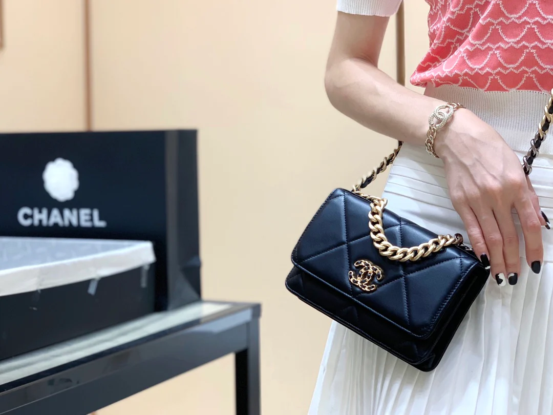 Сумка-клатч/кроссбоди Chanel Classic Logo Quilted WOC 2019 года, черная.
