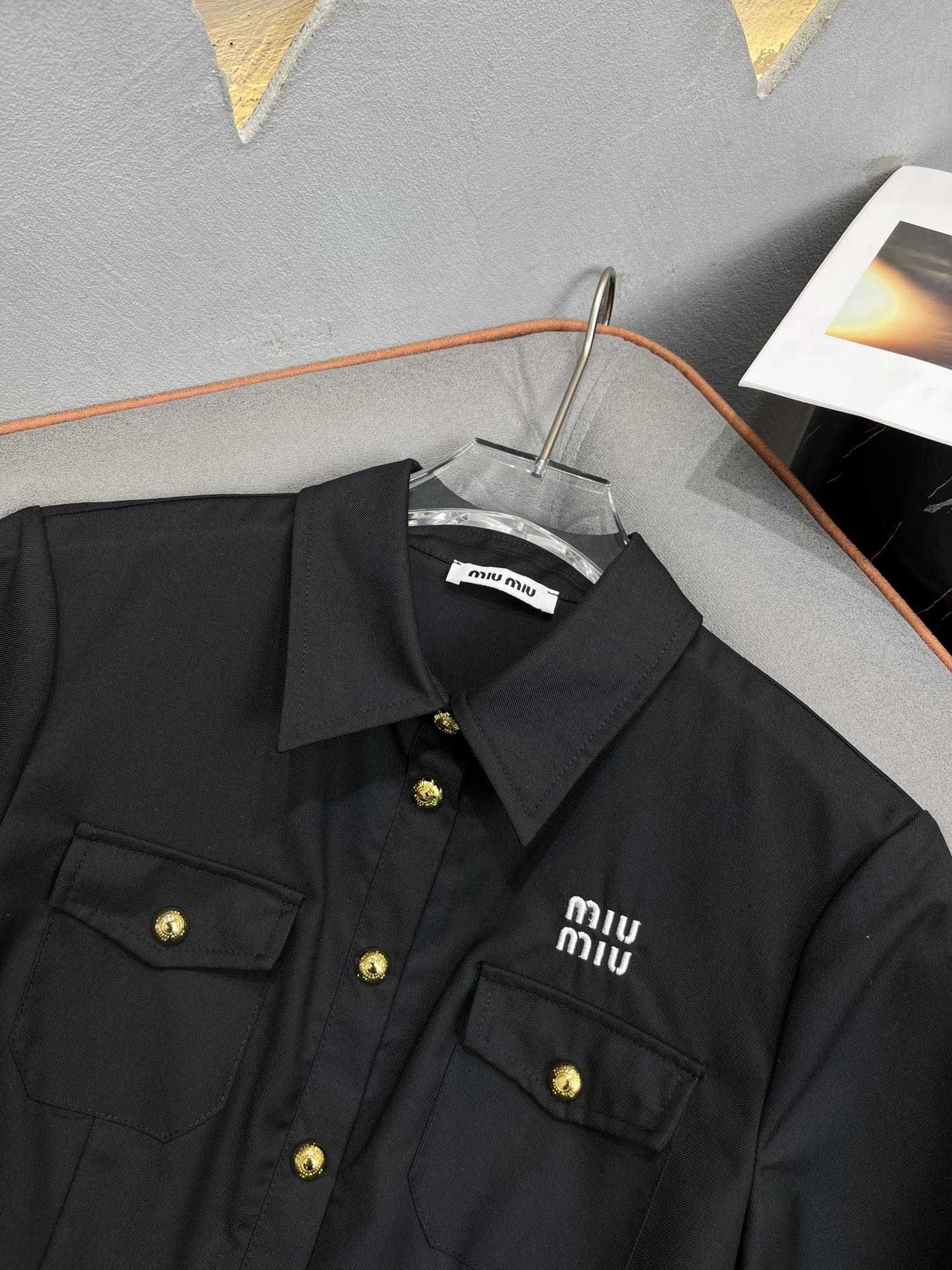 Miu Miu - Летнее платье нового стиля 2404-24ss с отложным воротником, вышивкой в ??виде букв и поясом - Модное черное