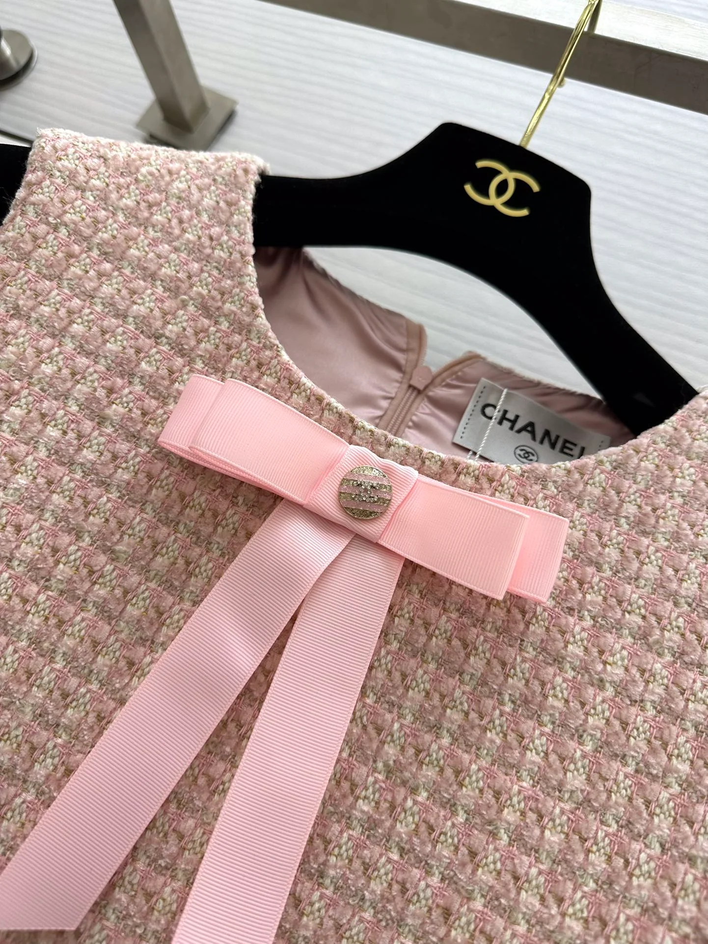 Chanel - 2403-24 Ранняя весна. Новый стиль. Классическое тканое платье с круглым вырезом в девичьем стиле.