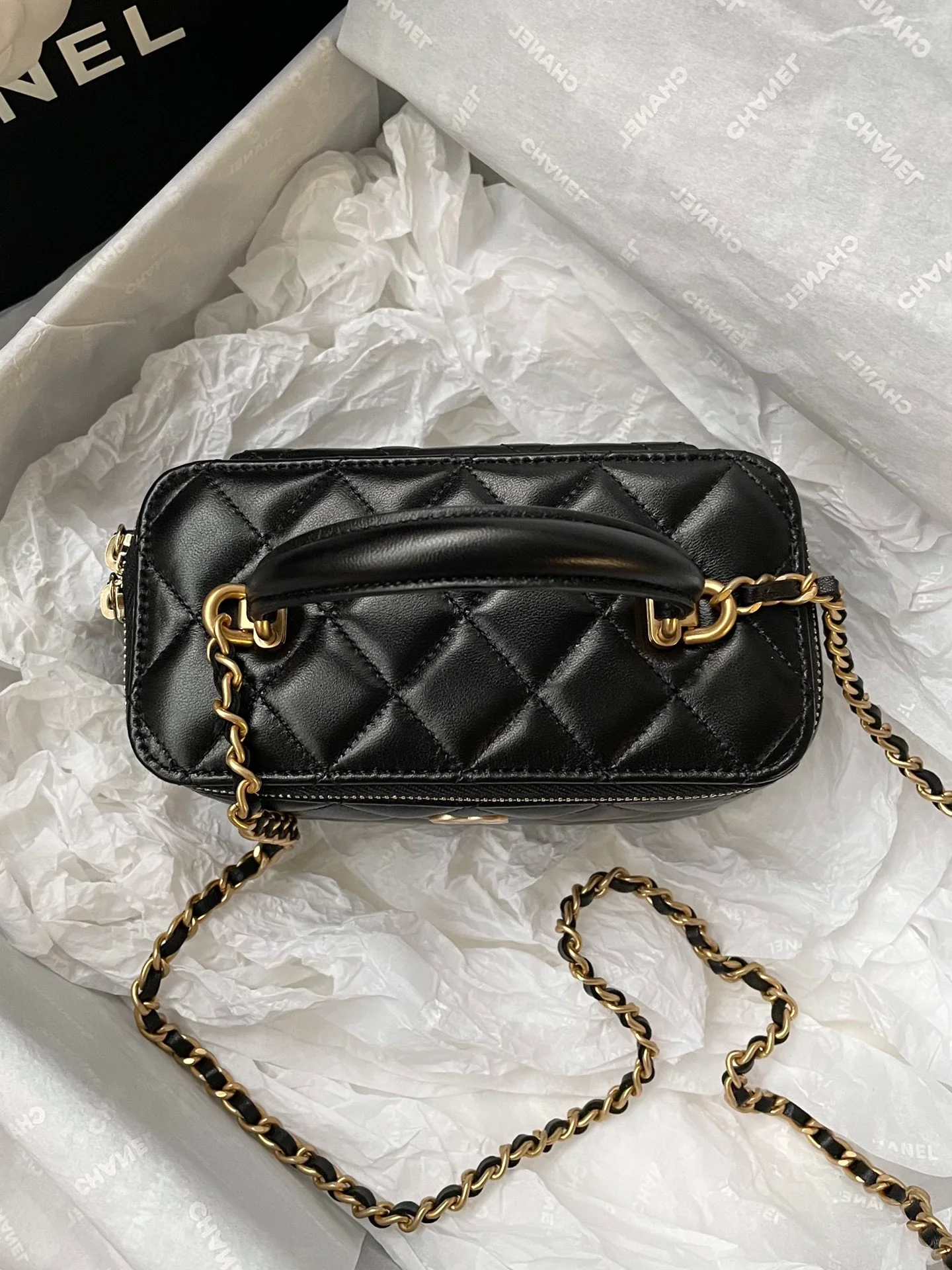 Сумка-коробочка Chanel с кожаной ручкой, длинная, черная.