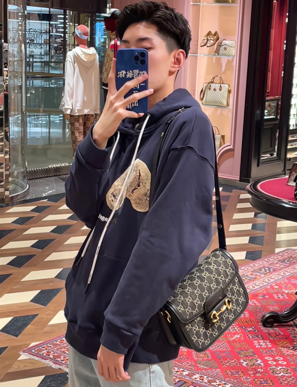 Сумка-седло Gucci 1955 с пряжкой в ??виде подковы — черная джинсовая ткань.