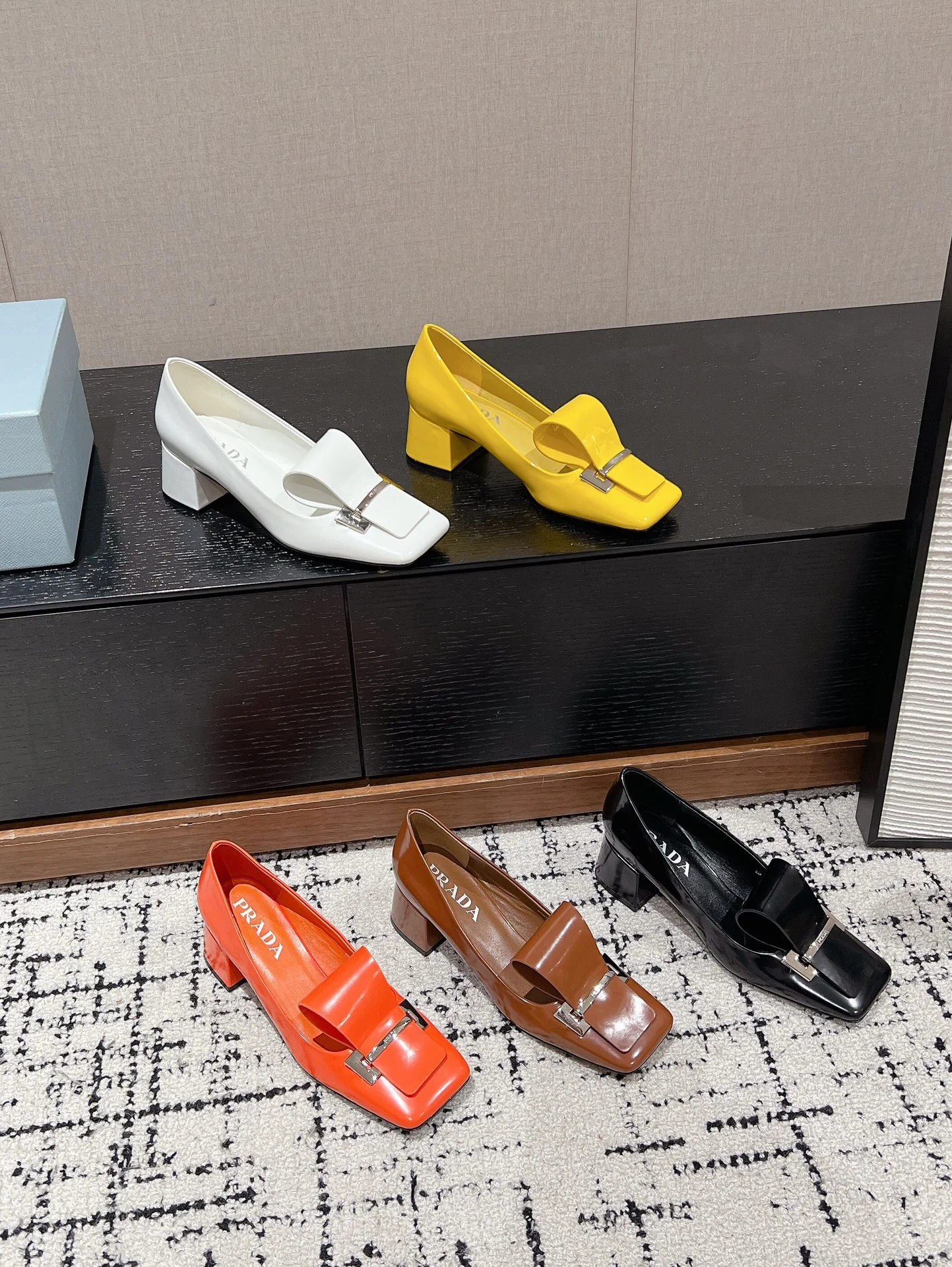 Туфли ?Мэри Джейн? на массивном каблуке от Prada, коллекция 2024 года — изображение из коллекции.