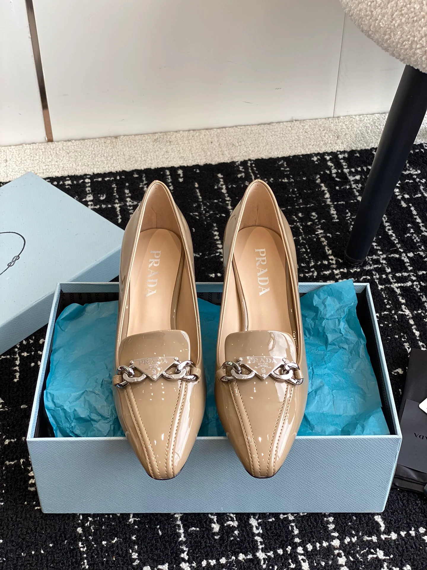 Коллекция Prada ?Ранняя весна 2023? с подиума — Туфли Мэри Джейн — Туфли на низком каблуке с острым носком — Абрикосовый цвет