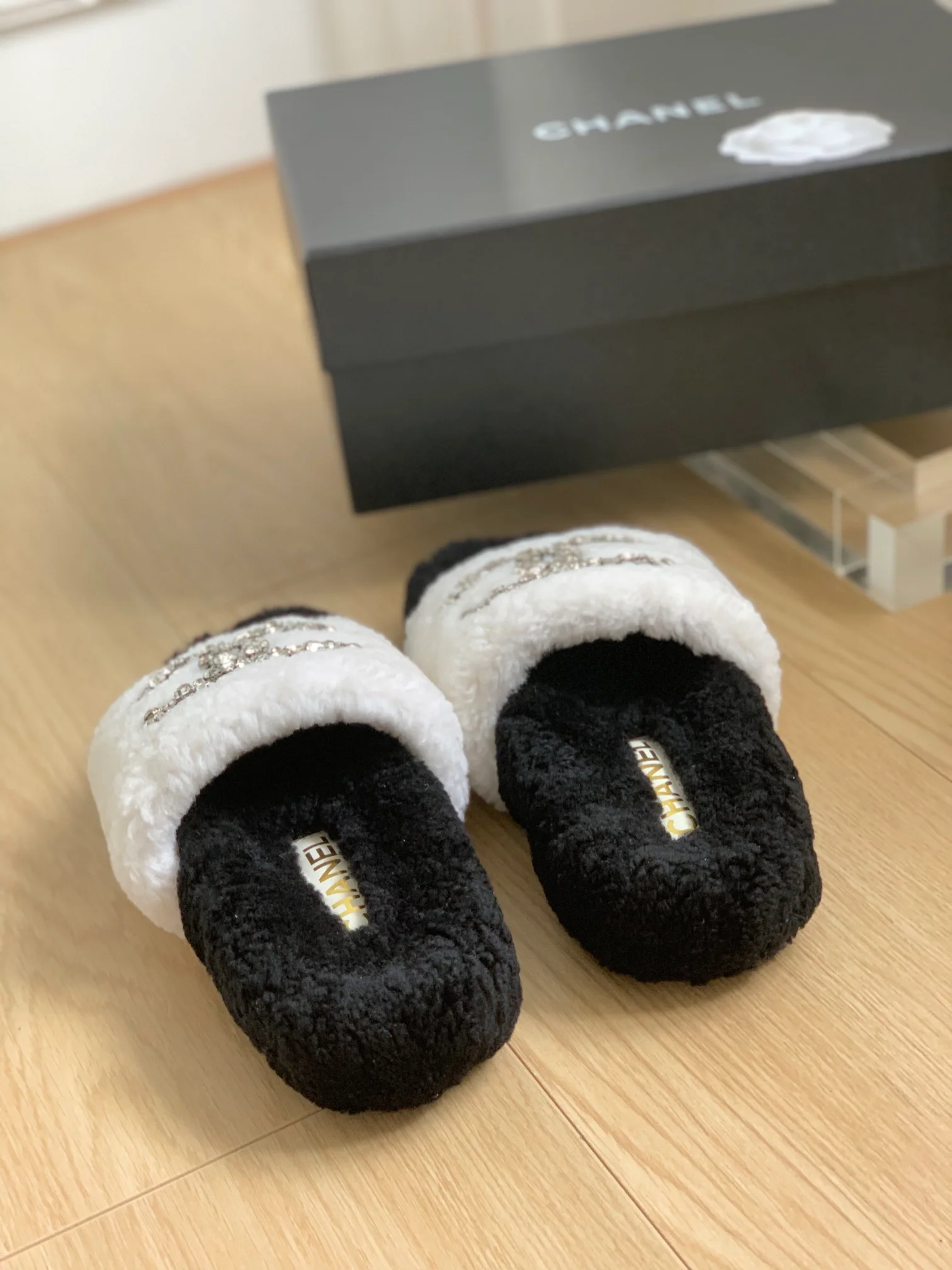 Новинка сезона осень/зима 2023 от Chanel - Тапочки из овечьей шерсти на резиновой подошве - Черно-белые - 1 шт.