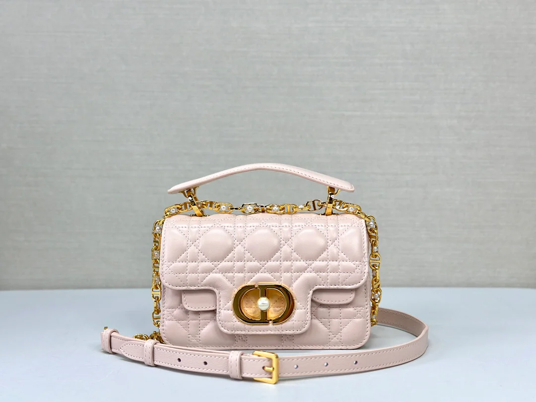 Маленькая сумочка Dior Jolie с жемчужной цепочкой - розовая
