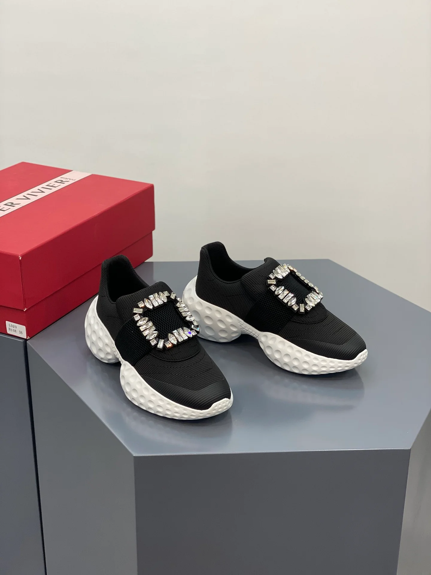 Кроссовки viv-run с пряжками и тканевой отделкой - черные