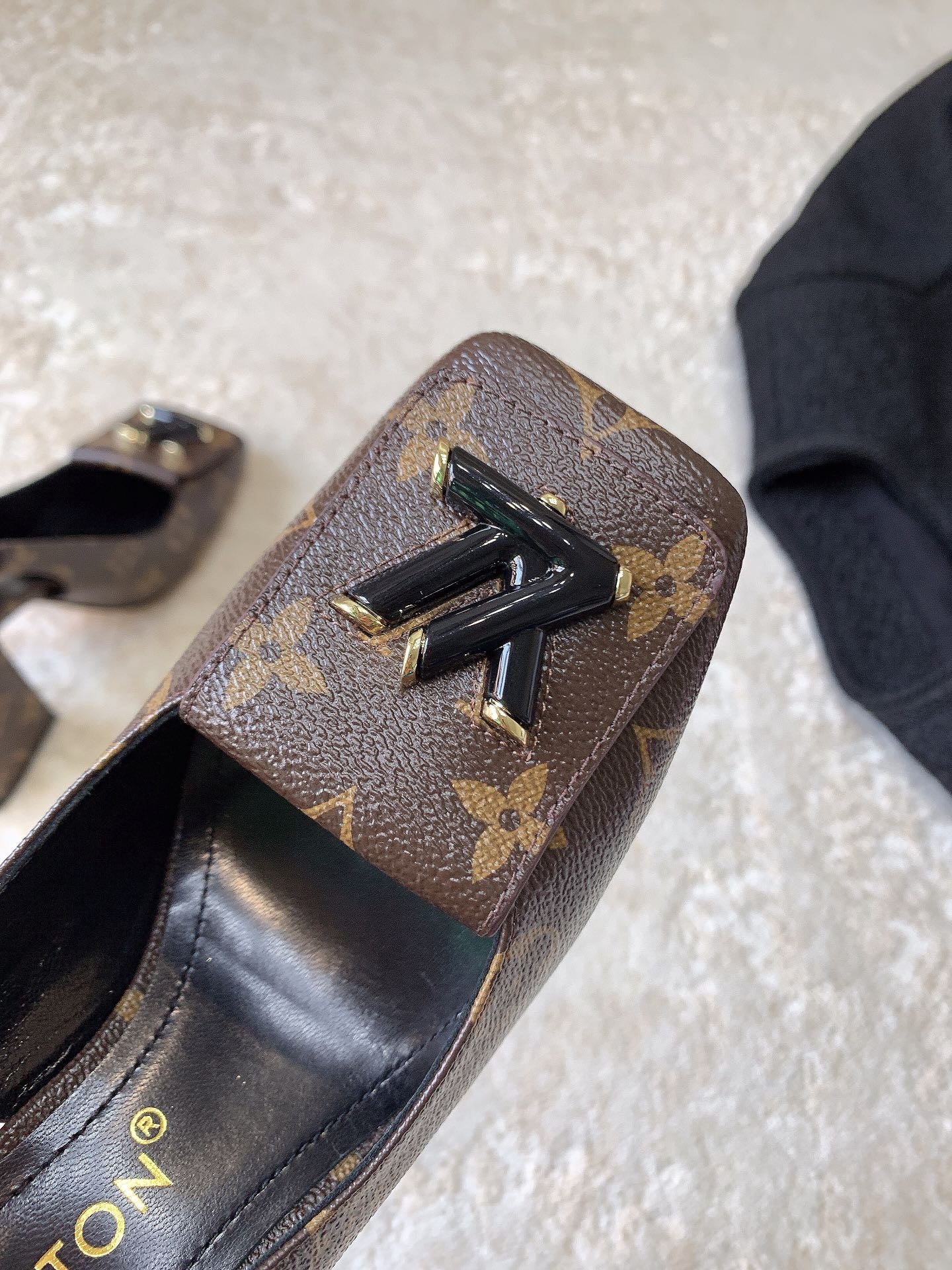 Новинка сезона весна/лето 2023 от LV - Туфли на высоком каблуке с закрытым носком - Черный монограммный узор