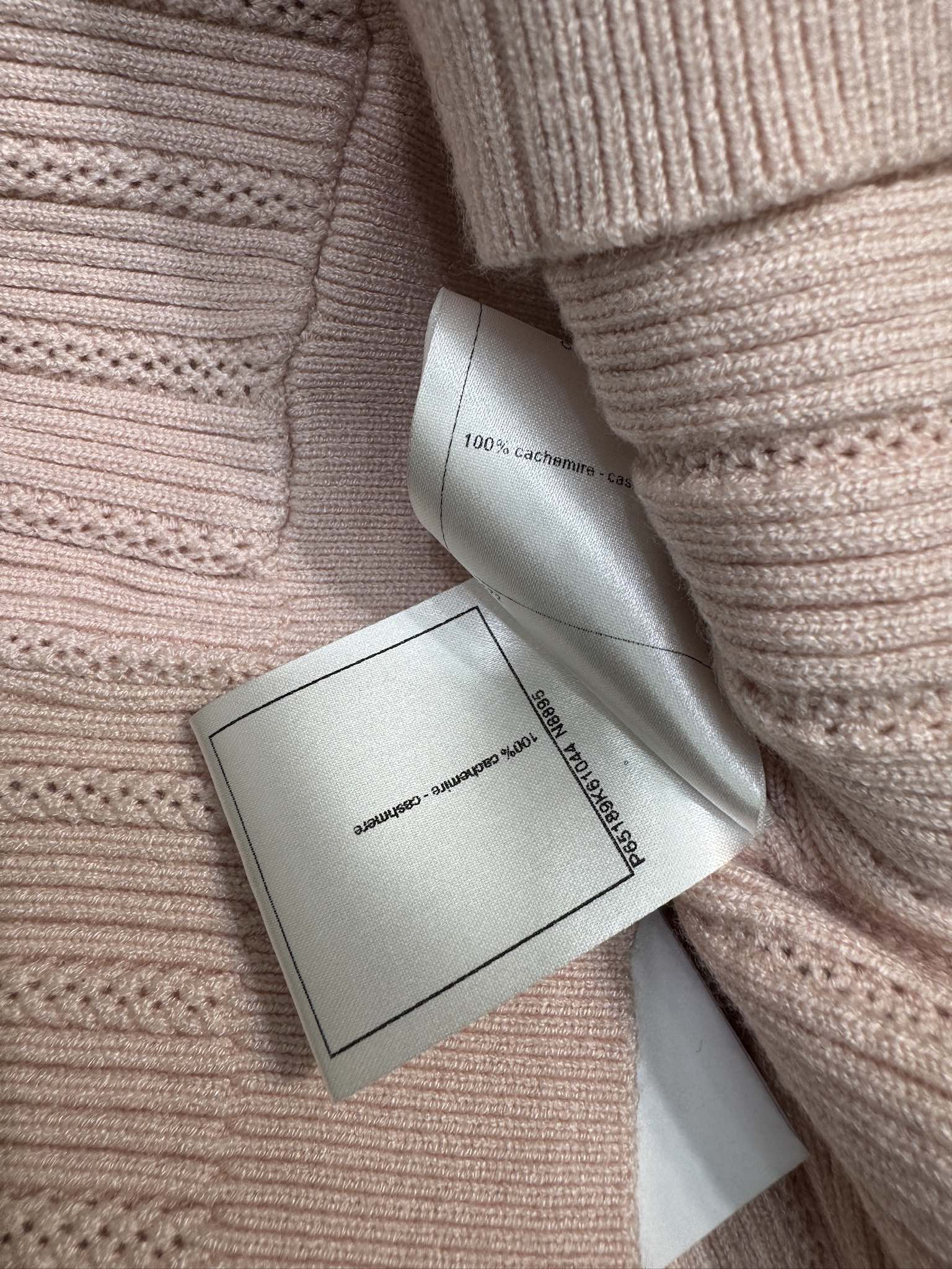 Chanel - Коллекция ?Ранняя весна?, трикотажная майка с V-образным вырезом, украшенная множеством пайеток, розовая.