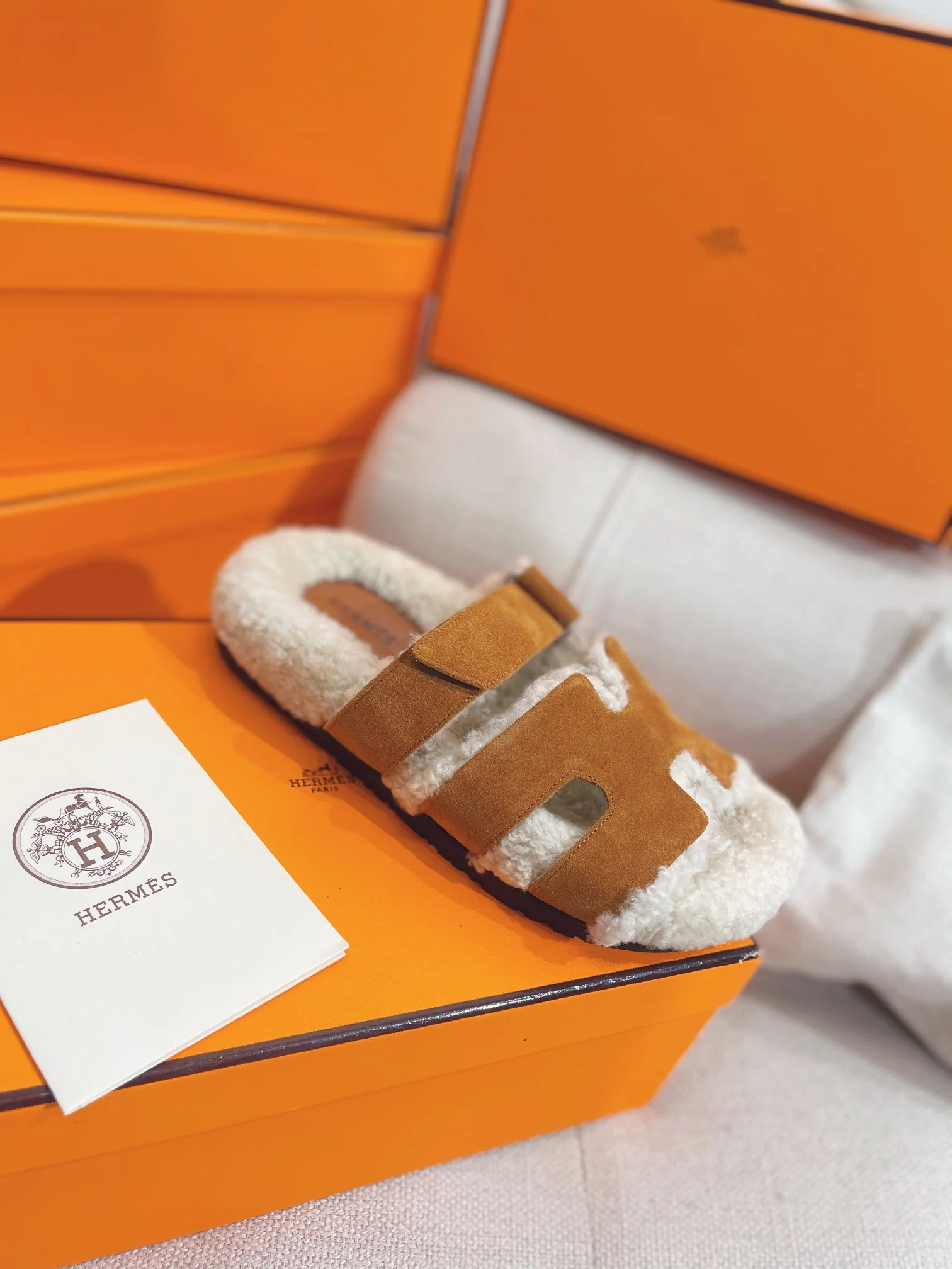 Новинка сезона осень/зима 2022 от Hermes - Домашние тапочки из овечьей шерсти и кожи в стиле пэчворк - Коричневые - 1 шт.