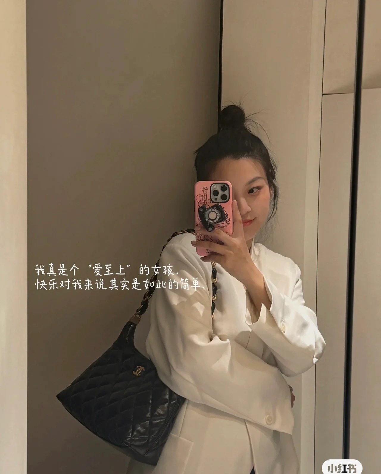 Сумка-хобо Chanel 24a под мышкой - черная, маленькая.