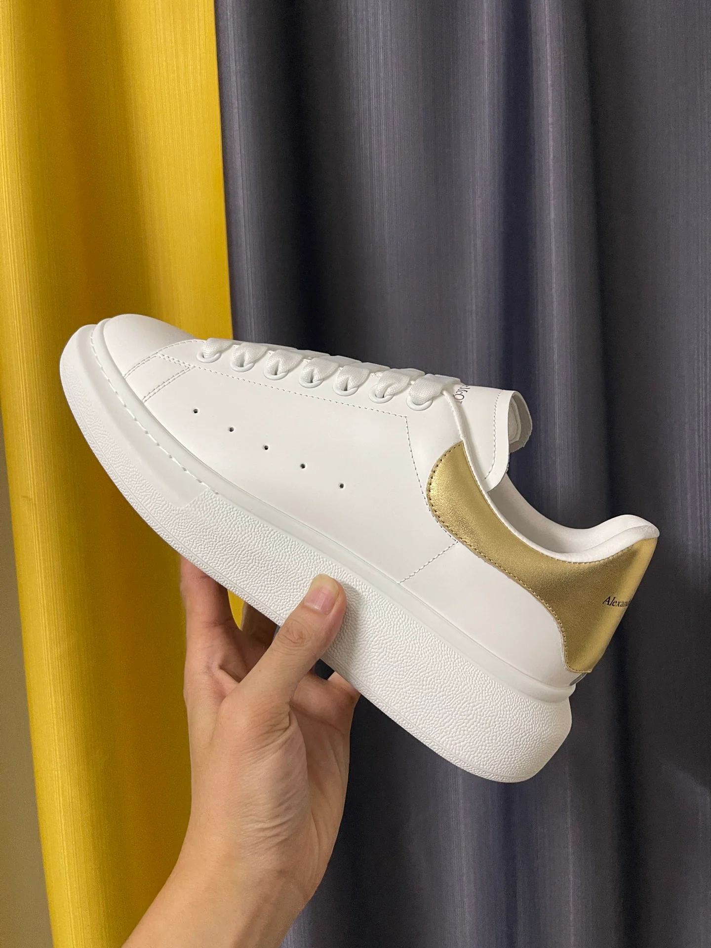 Классические белые кроссовки McQueen - унисекс - золотистый кожаный каблук