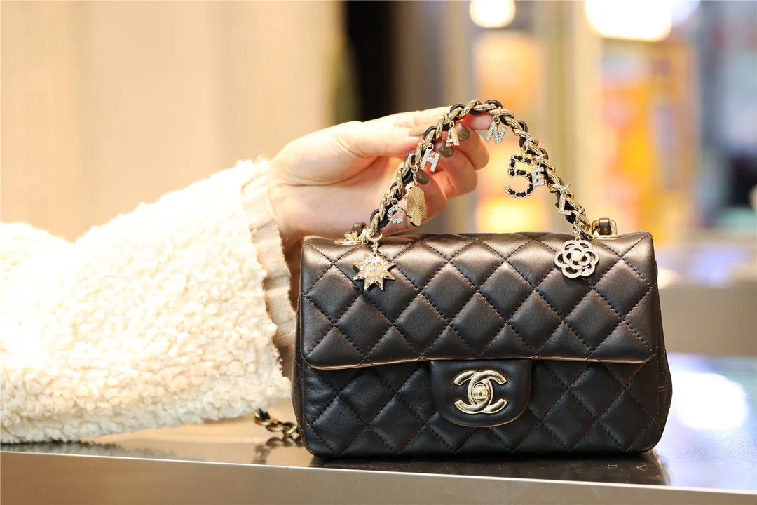 Миниатюрный кулон-значок Chanel CF