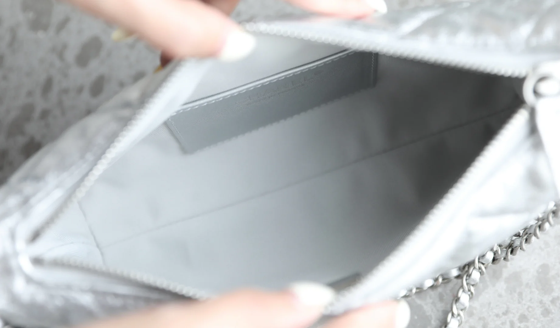 Сумка-пельмень Chanel с серебряной цепочкой для монет