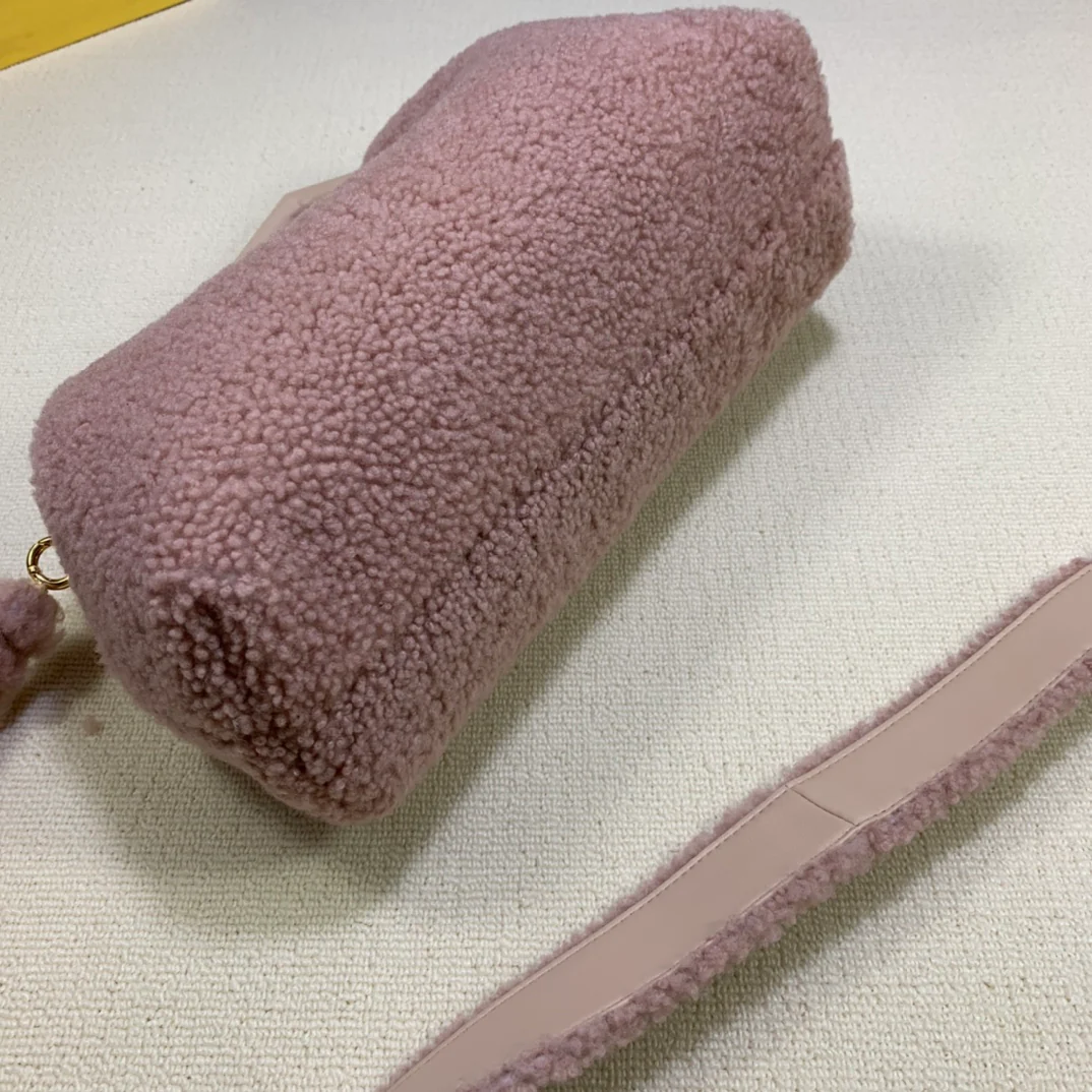 Средняя розовая шерстяная сумка Fendi-first