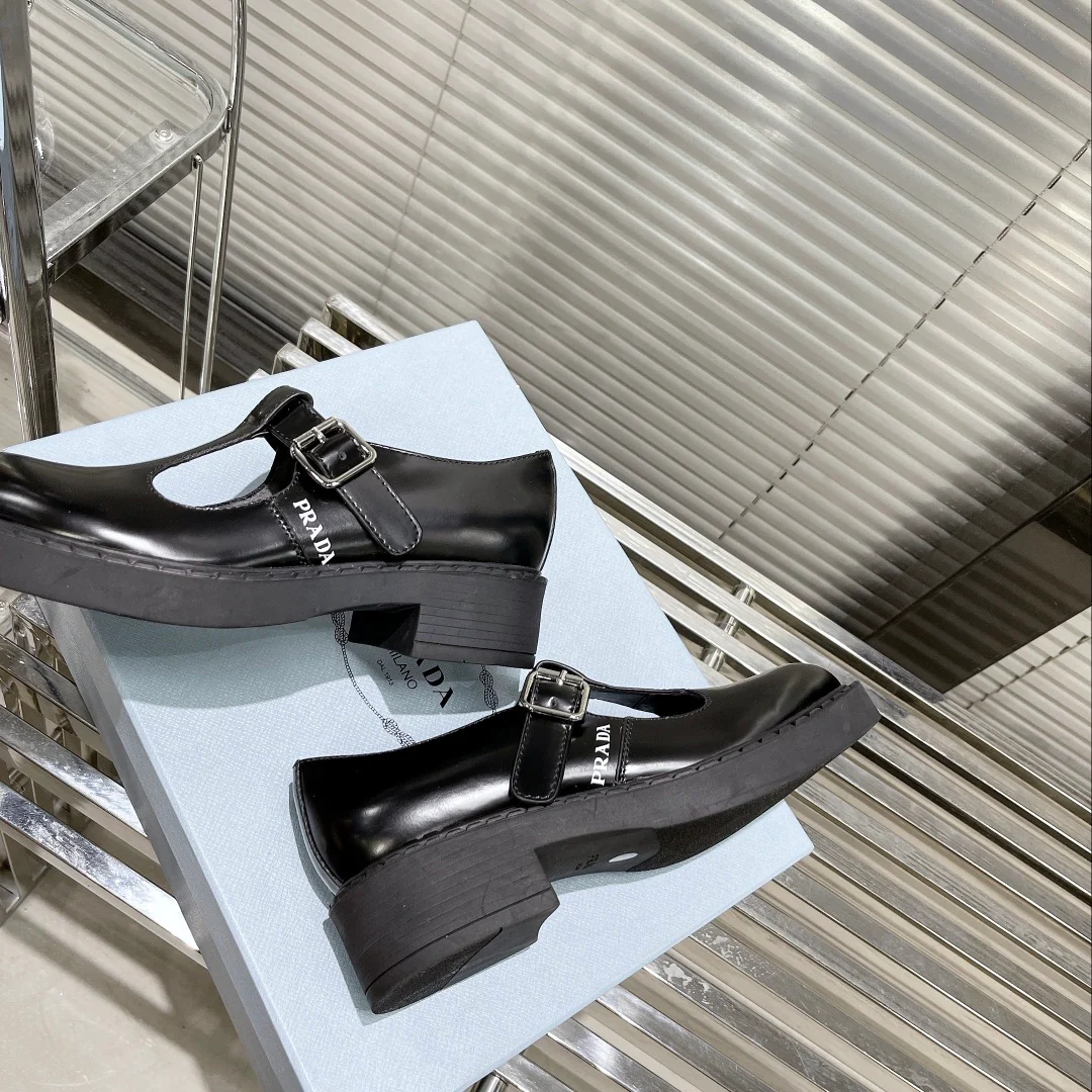 Prada - Коллекция ранней весны 2022 года - Туфли Мэри Джейн