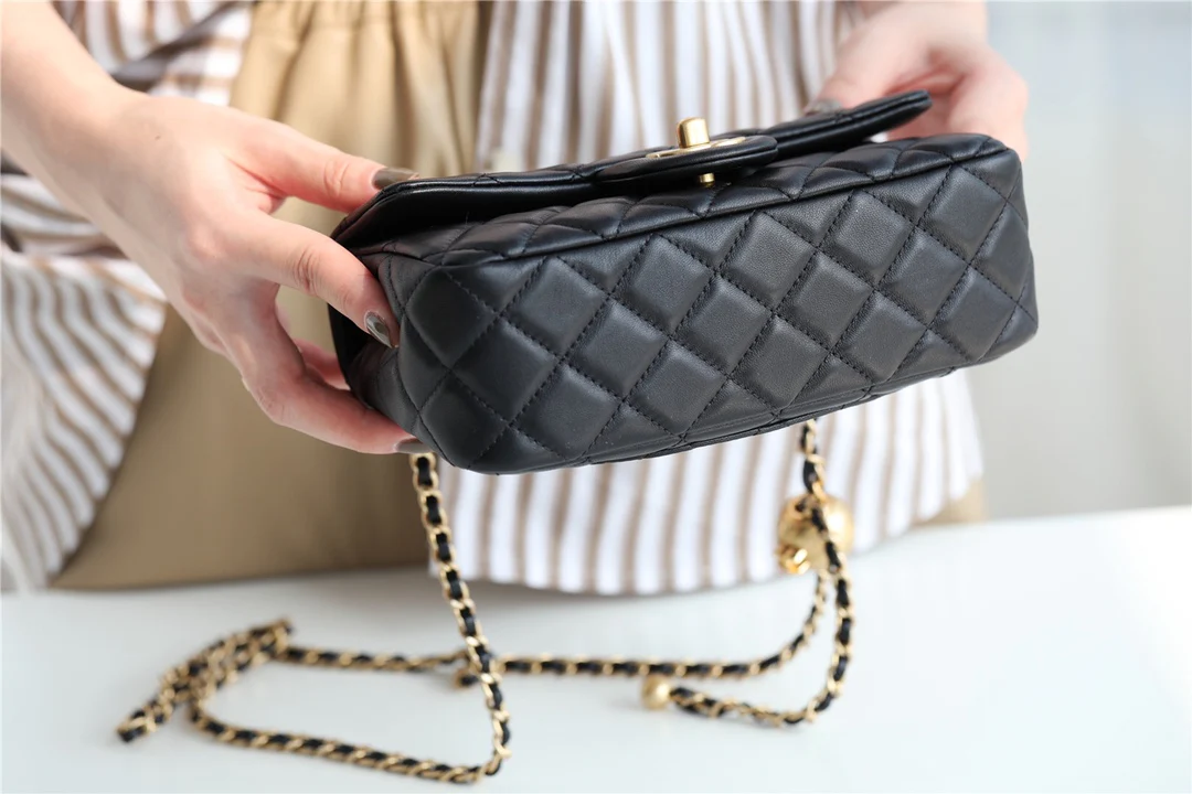 Chanel - Золотая сумка-клапан с шариком из углеродного волокна