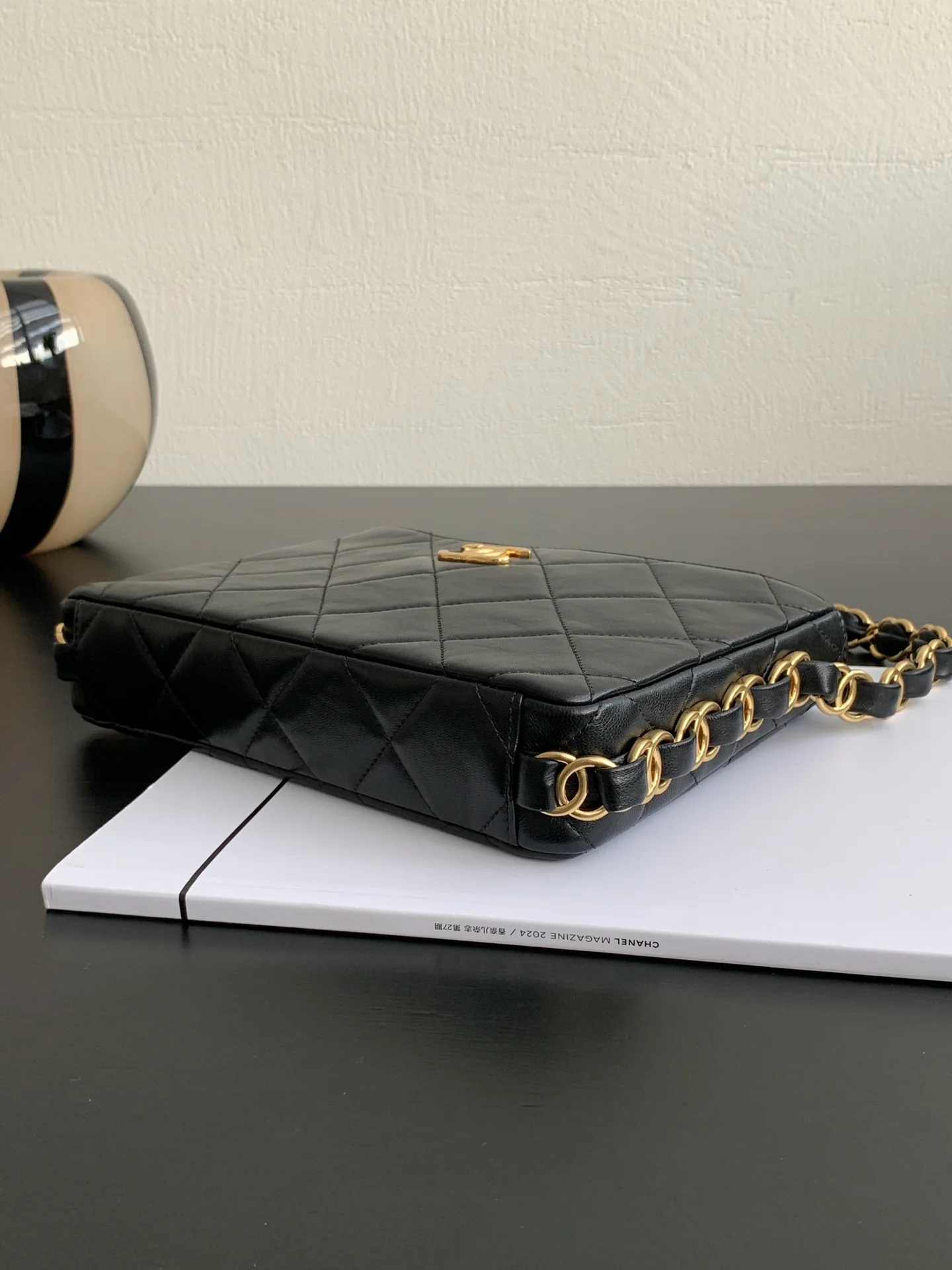 Сумка-хобо Chanel с массивной цепочкой в ??стиле хиппи — черная.