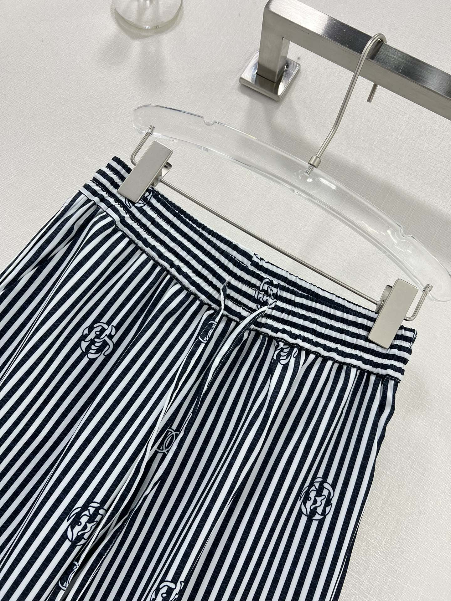 Новые брюки прямого кроя Chanel 2404 Весна/Лето: полоски с принтом