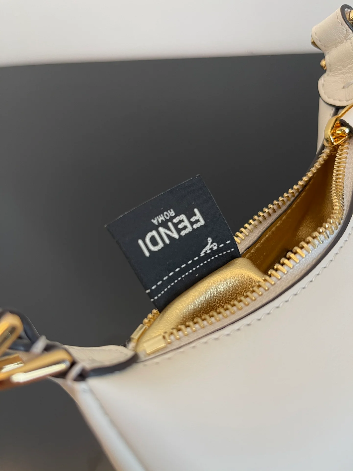 Fendi-fendigraphy - Миниатюрная белая кожаная сумка через плечо