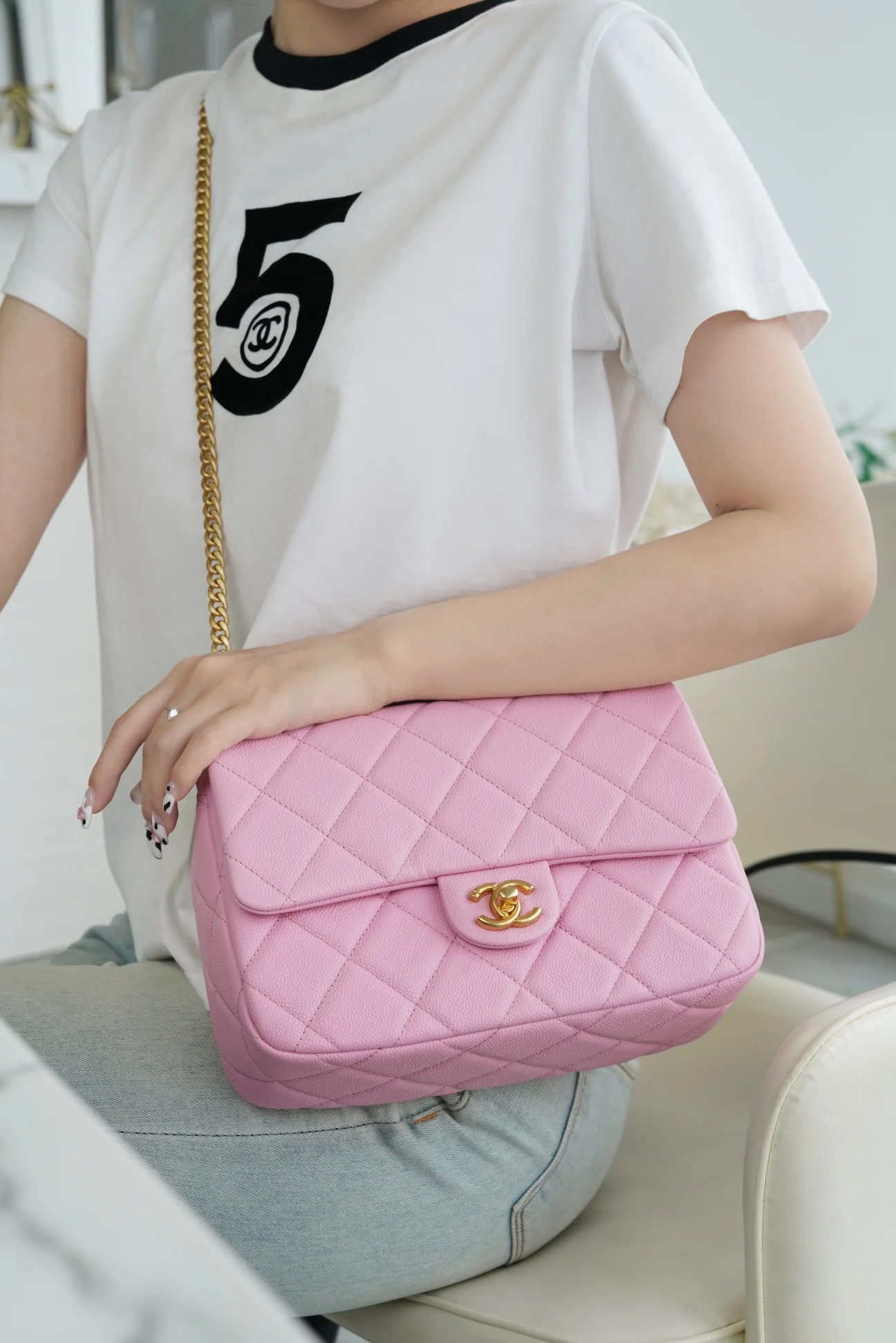 Новинка сезона весна/лето 2023 от Chanel - Сумка на цепочке в форме сердца - CF Bag - Светло-розовая - 24 см