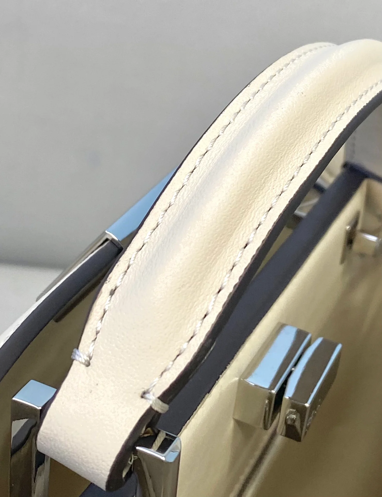 Маленькая белая кожаная сумка Fendi Peekaboo - 1