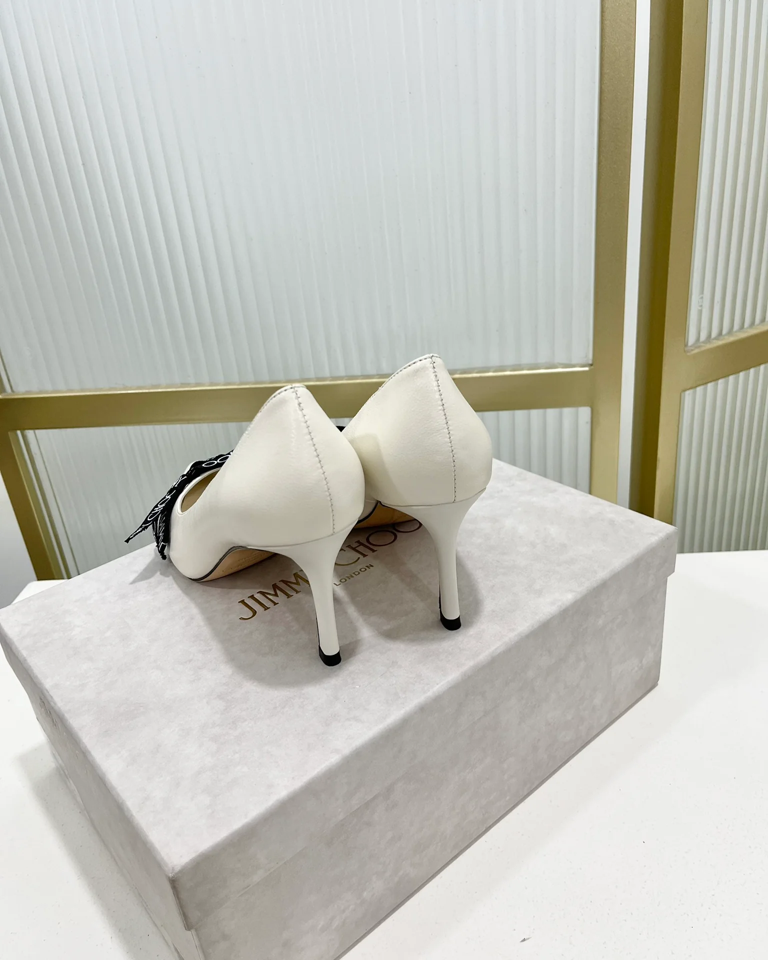 Jimmy - Новинка 2023 года - Туфли на высоком каблуке с острым носком и принтом из тесьмы - 6 см - Белые