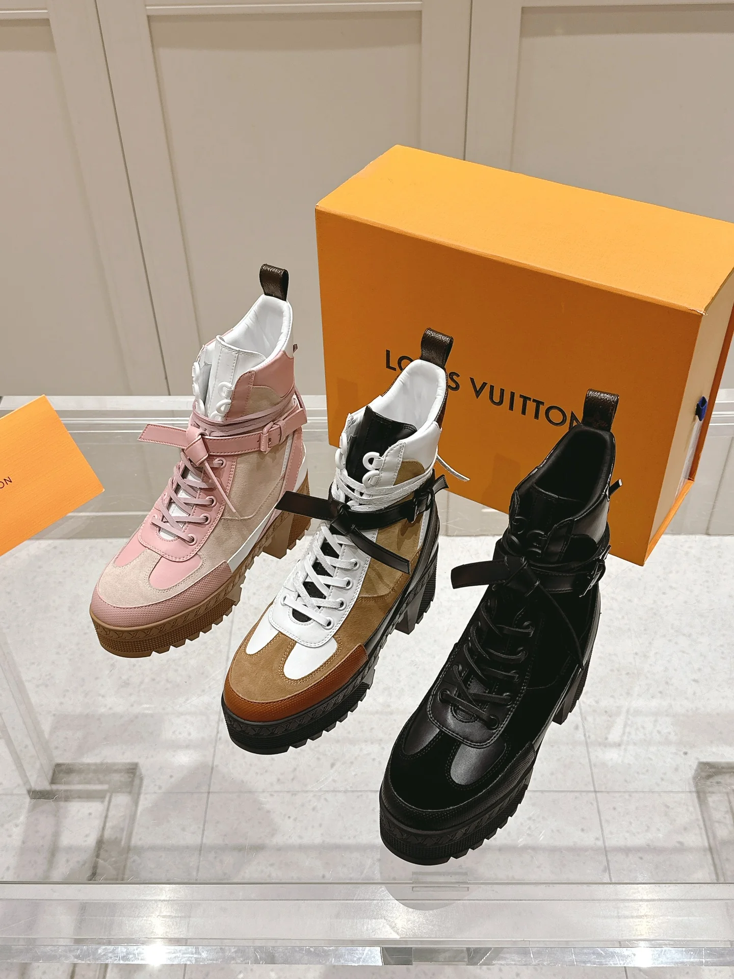 Пряжка для ремня LV-2024 - Ботинки Dr. Martens - Изображение из коллекции