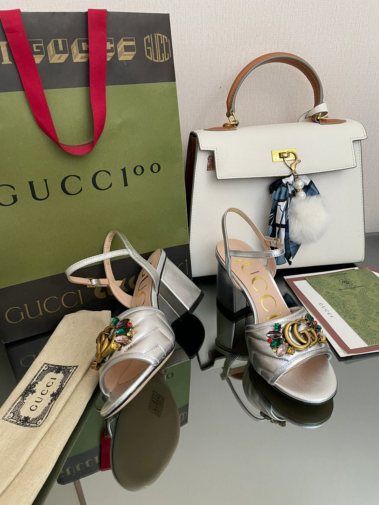 Босоножки Gucci 2022 на низком каблуке, украшенные стразами.