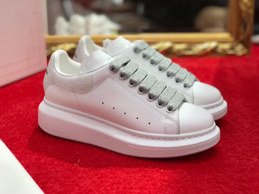 Классические белые кроссовки McQueen с блестками, серебристые.