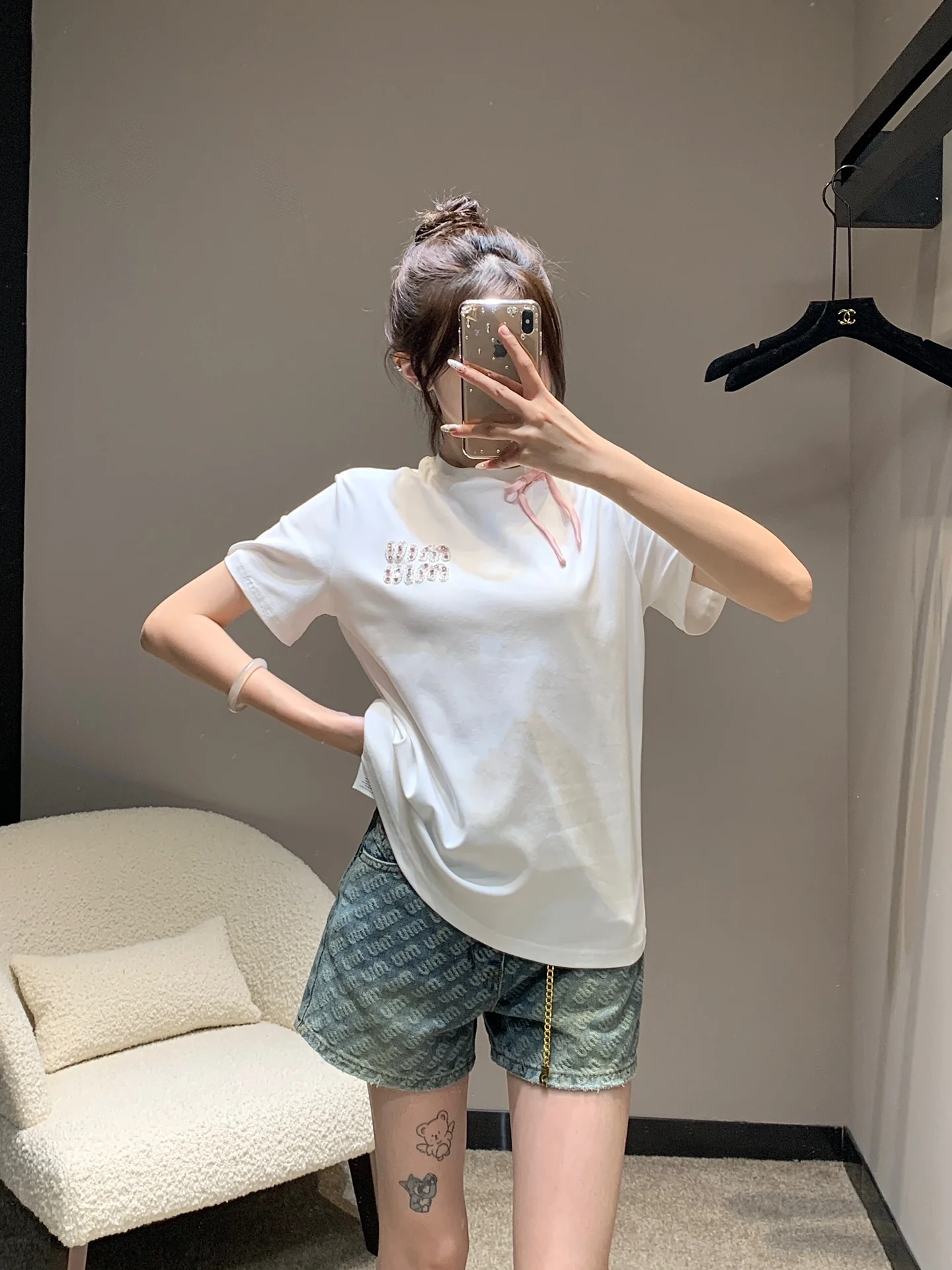 Miu Miu-2404 - Розовая атласная футболка с короткими рукавами и бантом из ленты, украшенная стразами в виде букв.