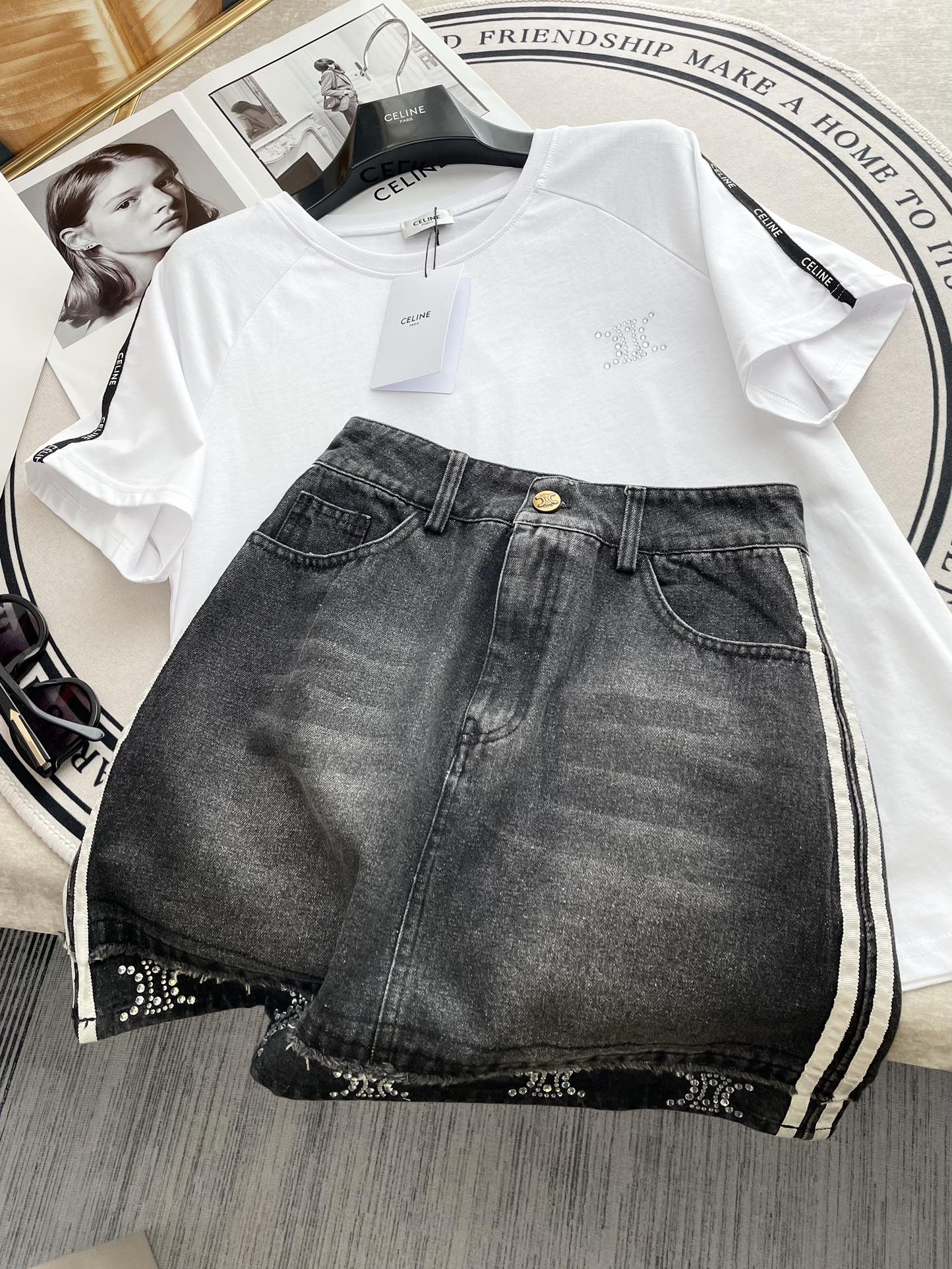 Celine-2404 - Свободная футболка с коротким рукавом и джинсовая юбка с узором ?Триумфальная арка?