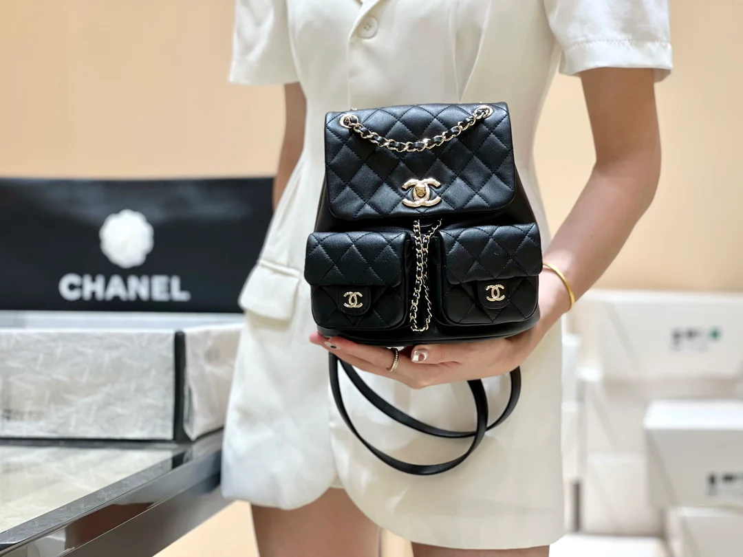 Коллекция Chanel Весна/Лето 2023 - Duma - Однотонный рюкзак из телячьей кожи - Черный