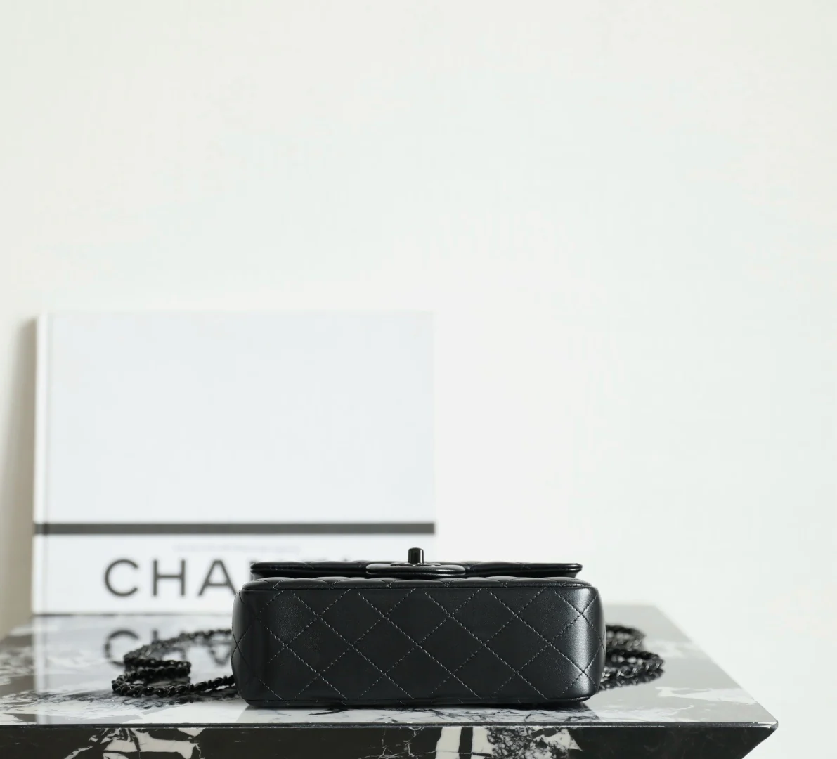 Мини-сумочка Chanel 25p-CF с клапаном — черная с черной пряжкой.