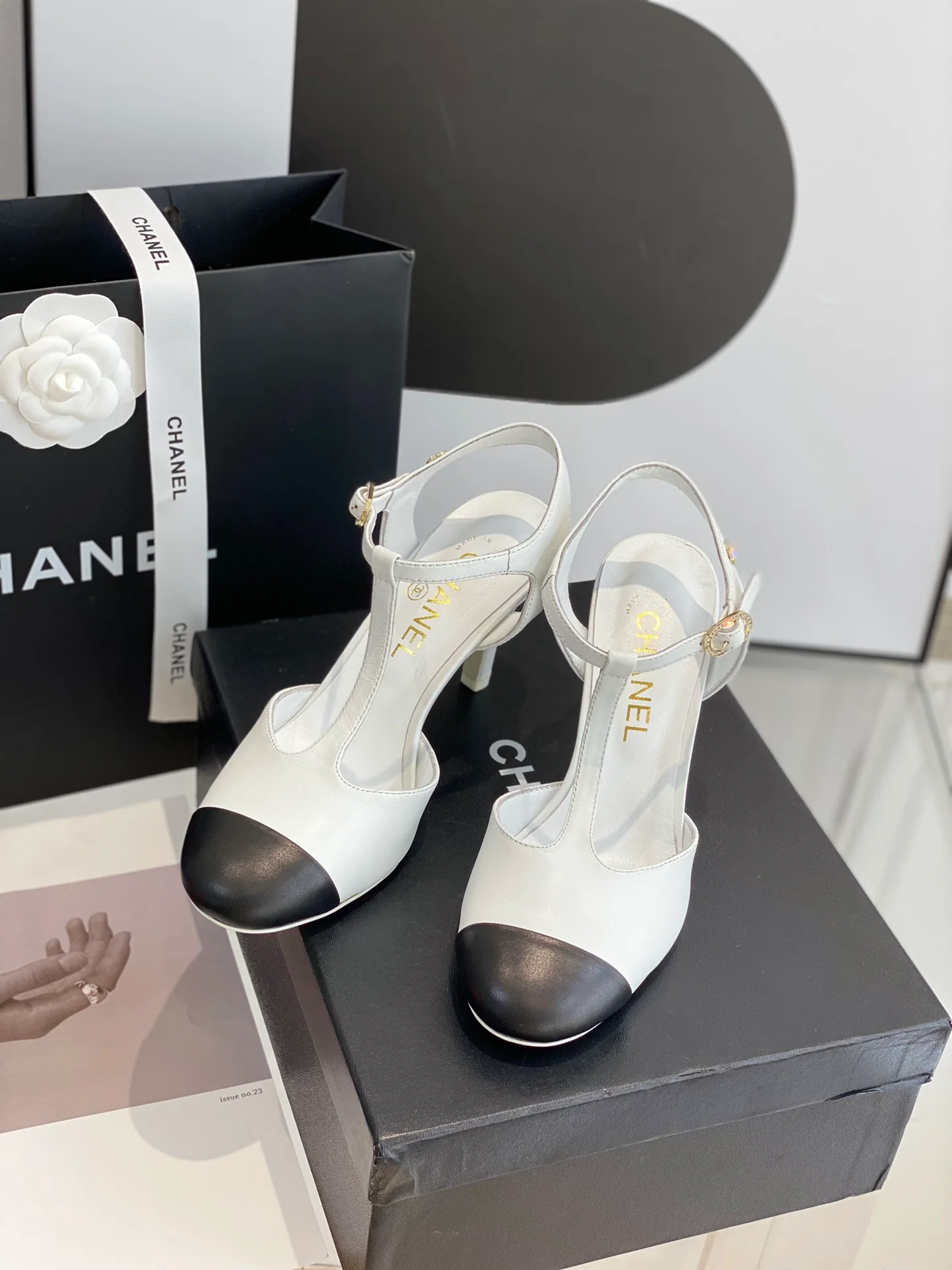 Новые туфли на каблуке Chanel Mary Jane - белые.