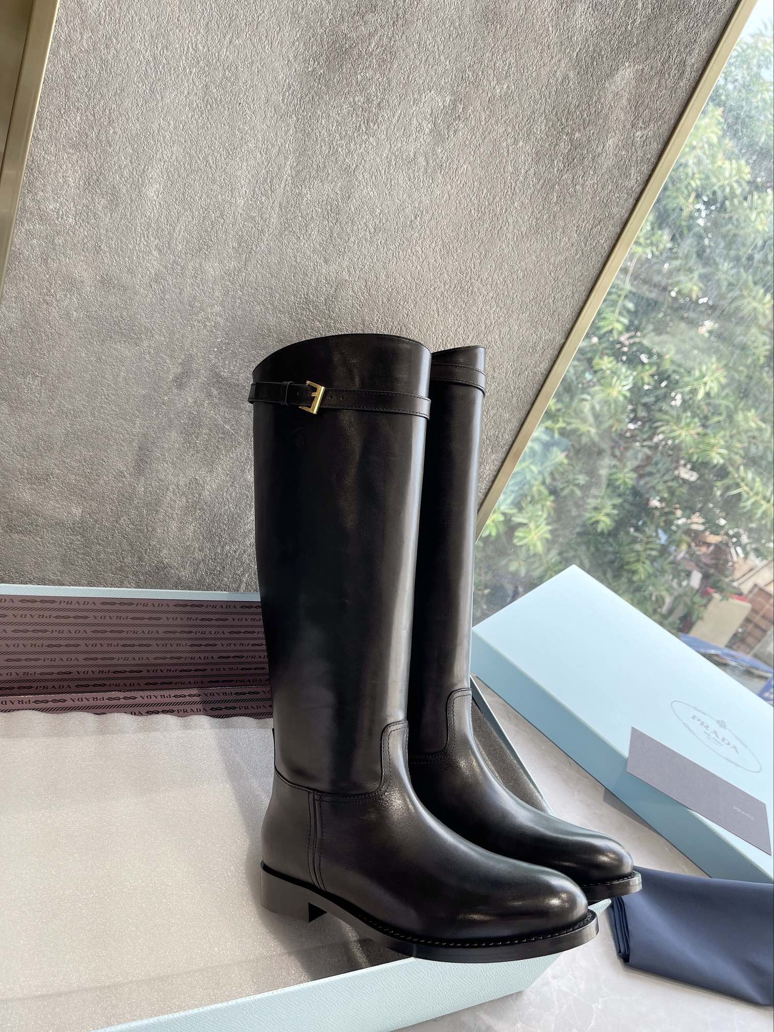 Новинки Prada весна/лето 2022 - Классические сапоги для верховой езды - Высокие сапоги