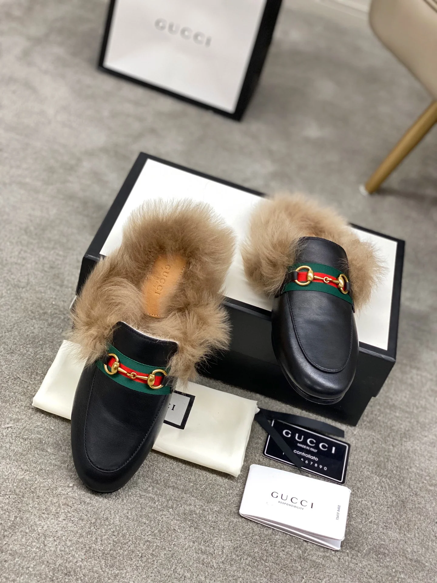 Бутик Gucci 2020 — Последние модели с подиума — Меховые тапочки — Черные с пряжкой в ??виде седла