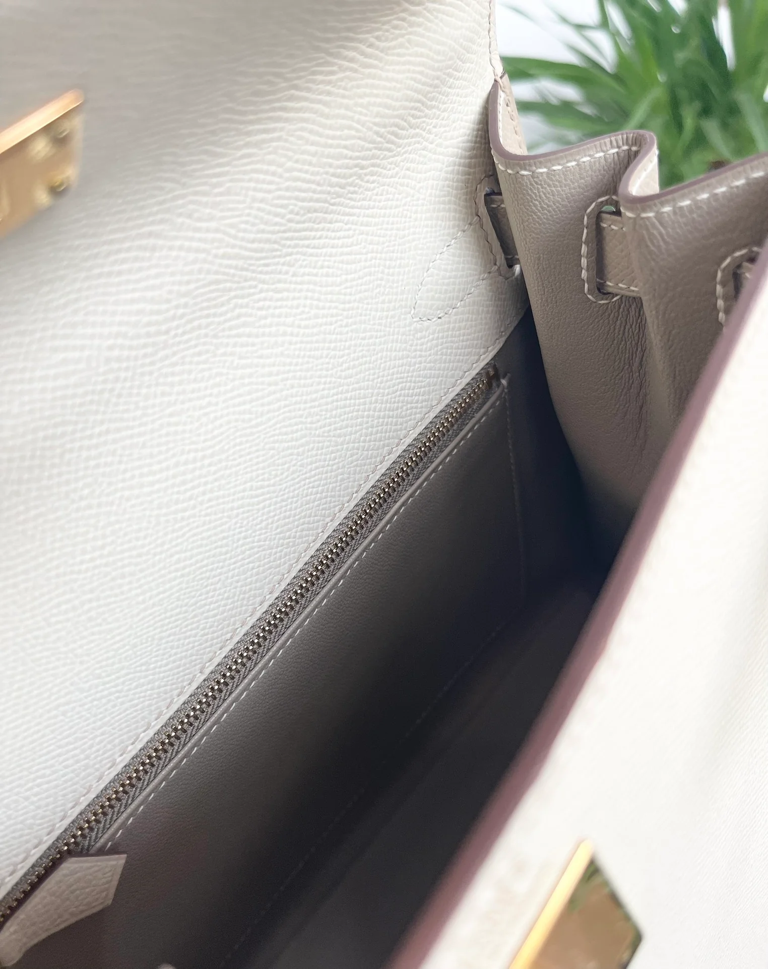 Тренч Hermes Kelly 28 Epsom Milkshake White с серым верхом - золотая пряжка - гравировка в виде подковы
