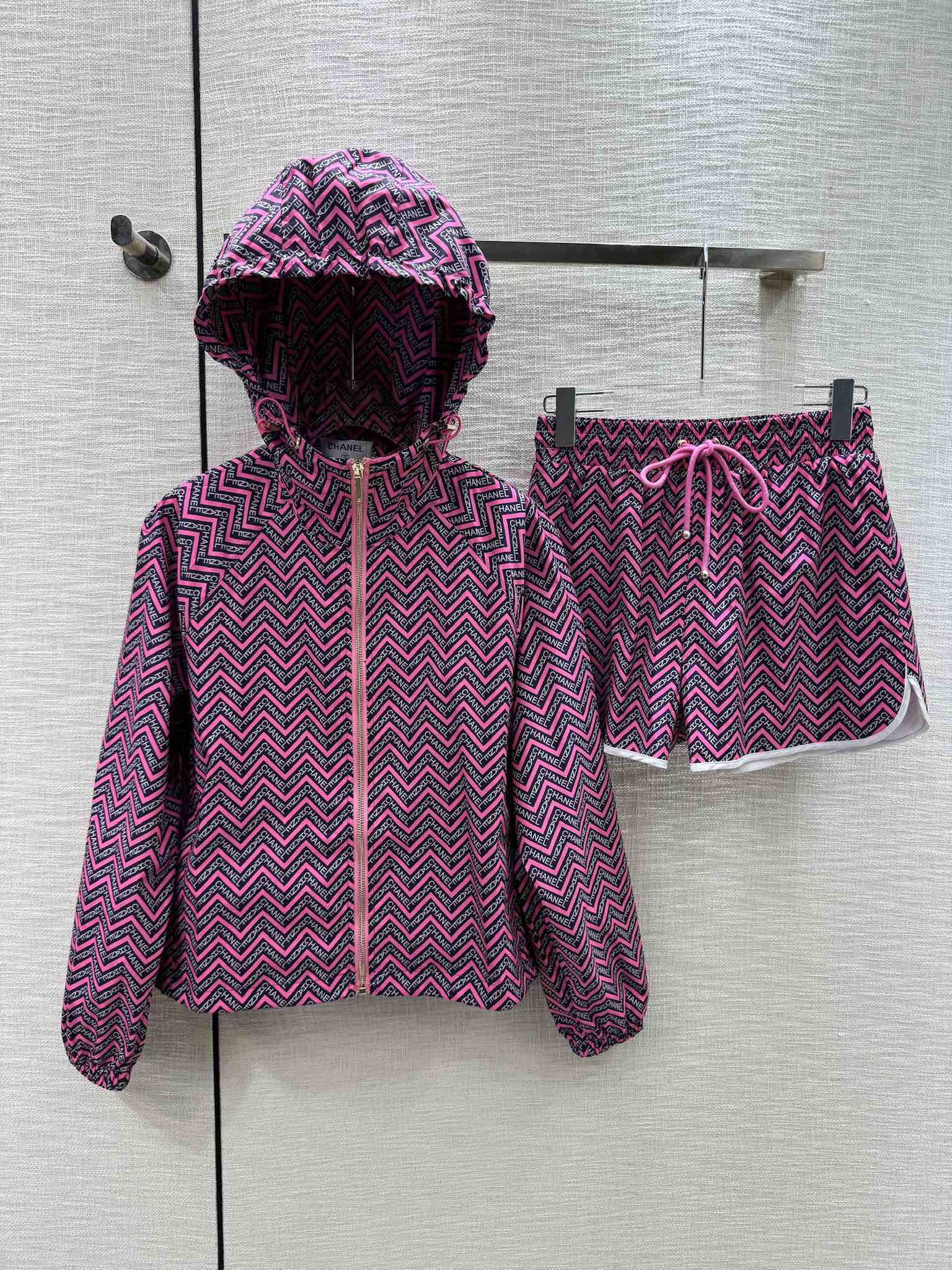 Костюм Chanel 2404 с буквенным принтом - фиолетовый